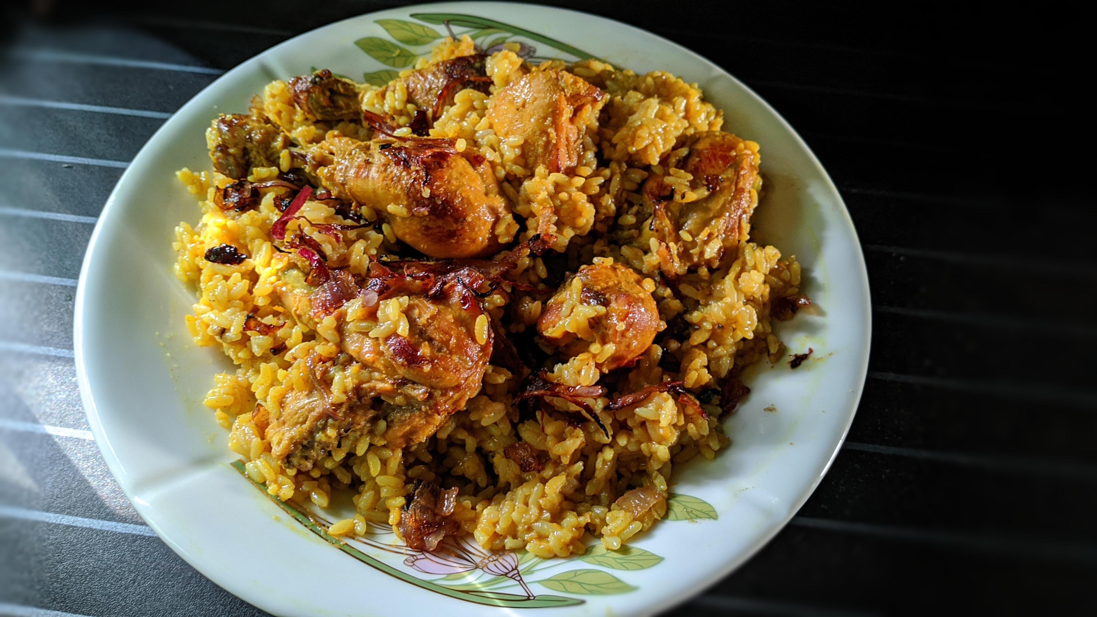 Nasi pilaf ayam (Morog Polao), hidangan tradisional dari Dhaka Tua.