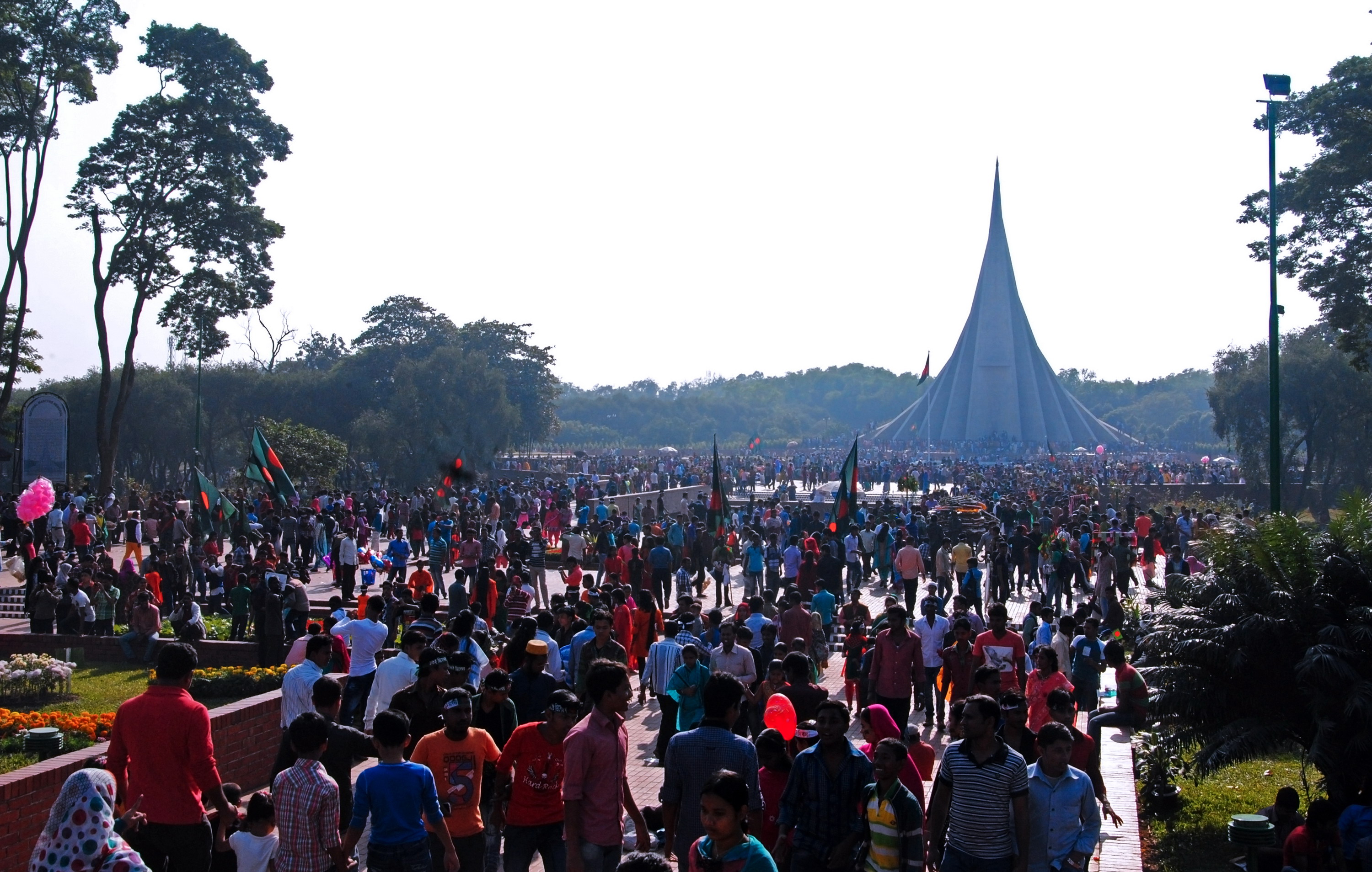 Jatiyo Smriti Soudho (Memorial Martir Nasional) di Savar, mengenang para martir Perang Kemerdekaan Bangladesh.