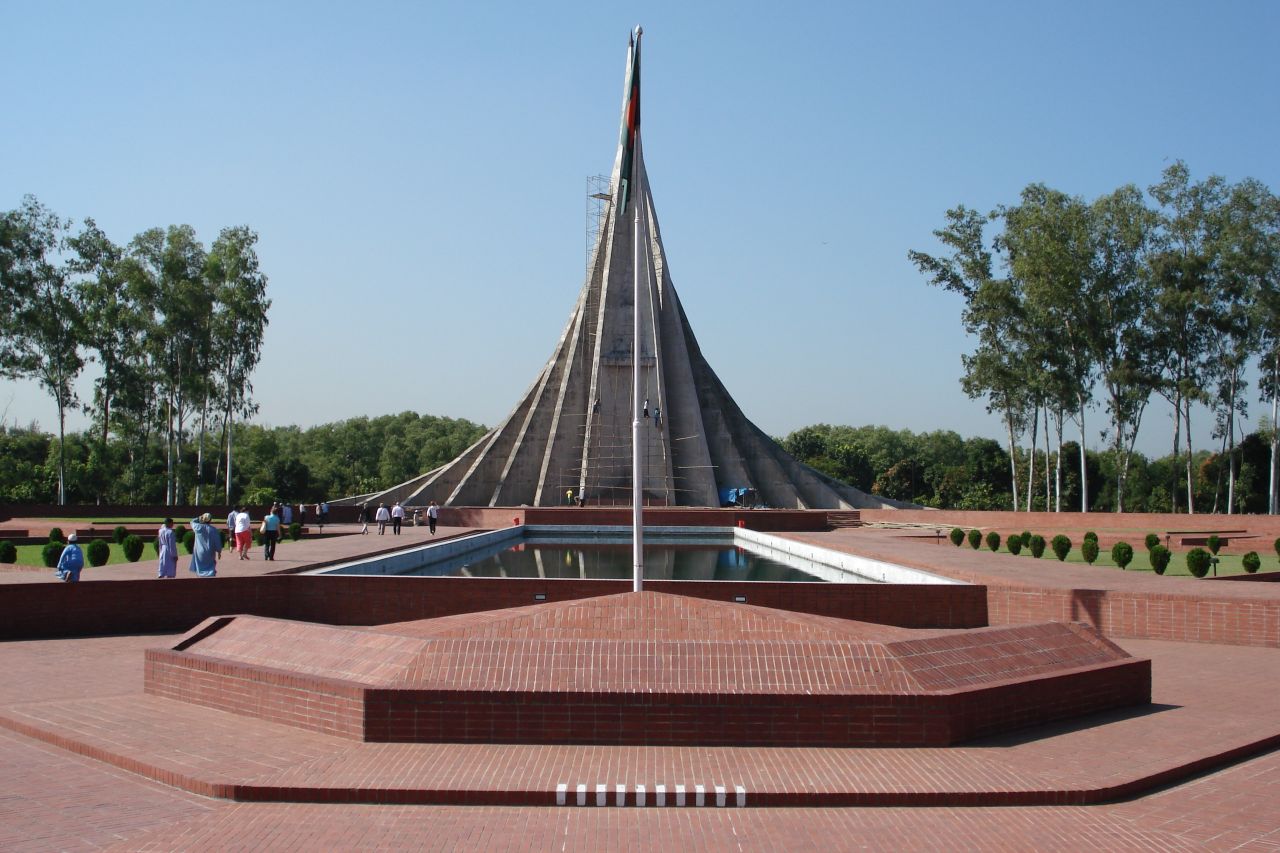 Jatiyo Smriti Soudho (Memorial Syuhada Negara), sebuah tugu peringatan bagi mereka yang terkorban dalam Perang Kemerdekaan Bangladesh.