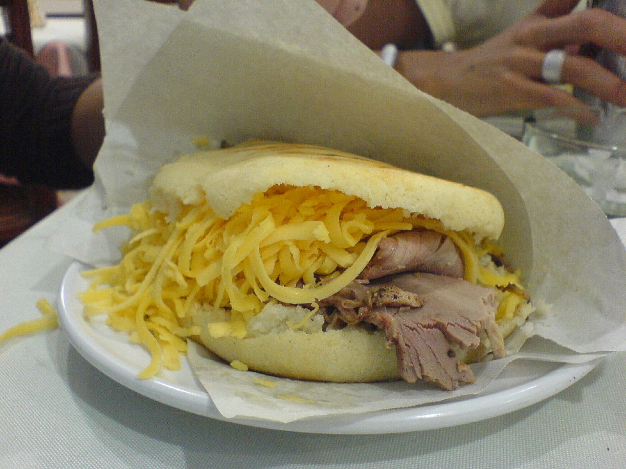 Arepa asada Venezuela.