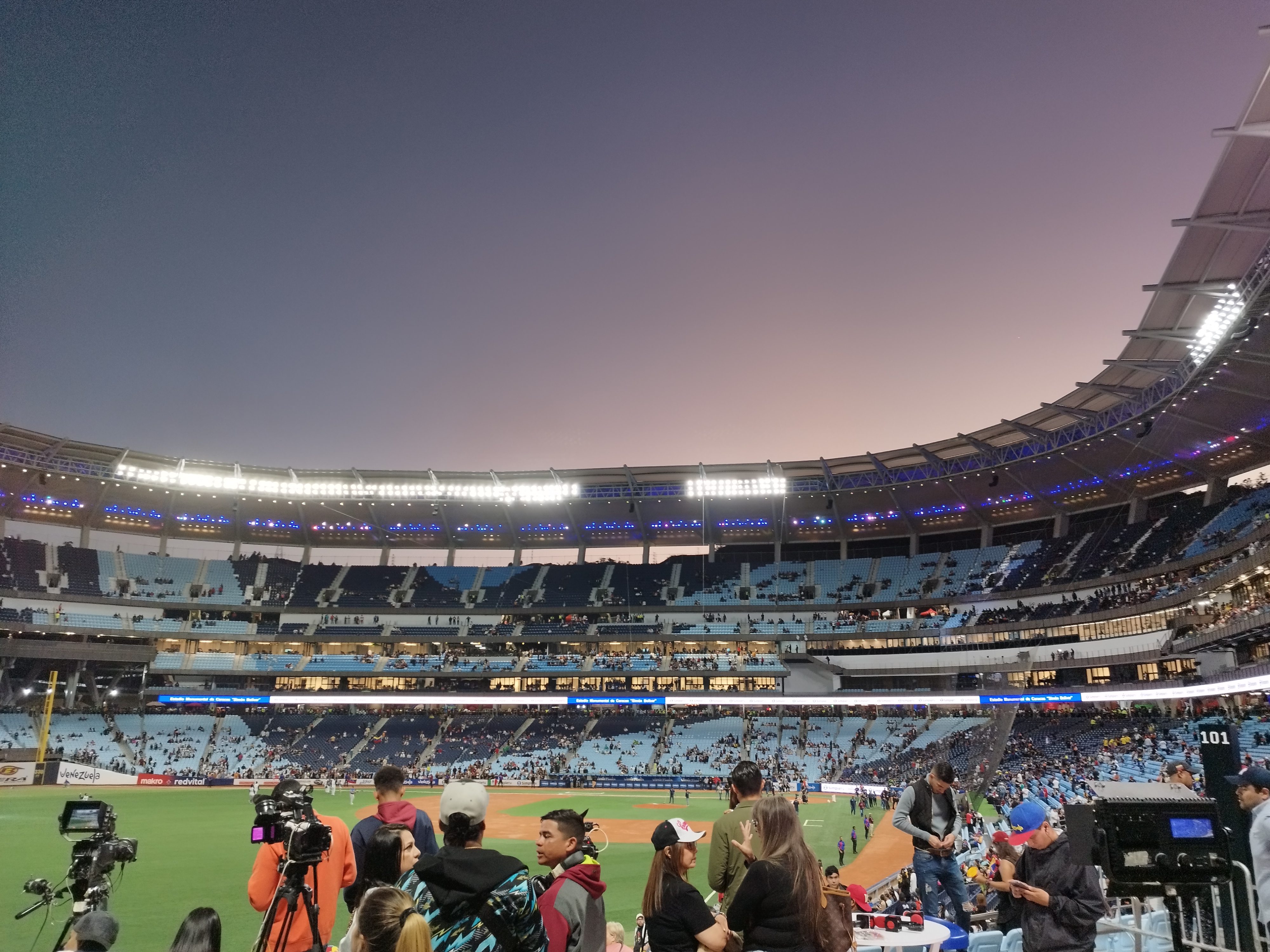 Stadion Monumental Caracas Simón Bolívar digunakan oleh Liga Bisbol Profesional Venezuela dan memiliki kapasitas sekitar 40.000 penonton.