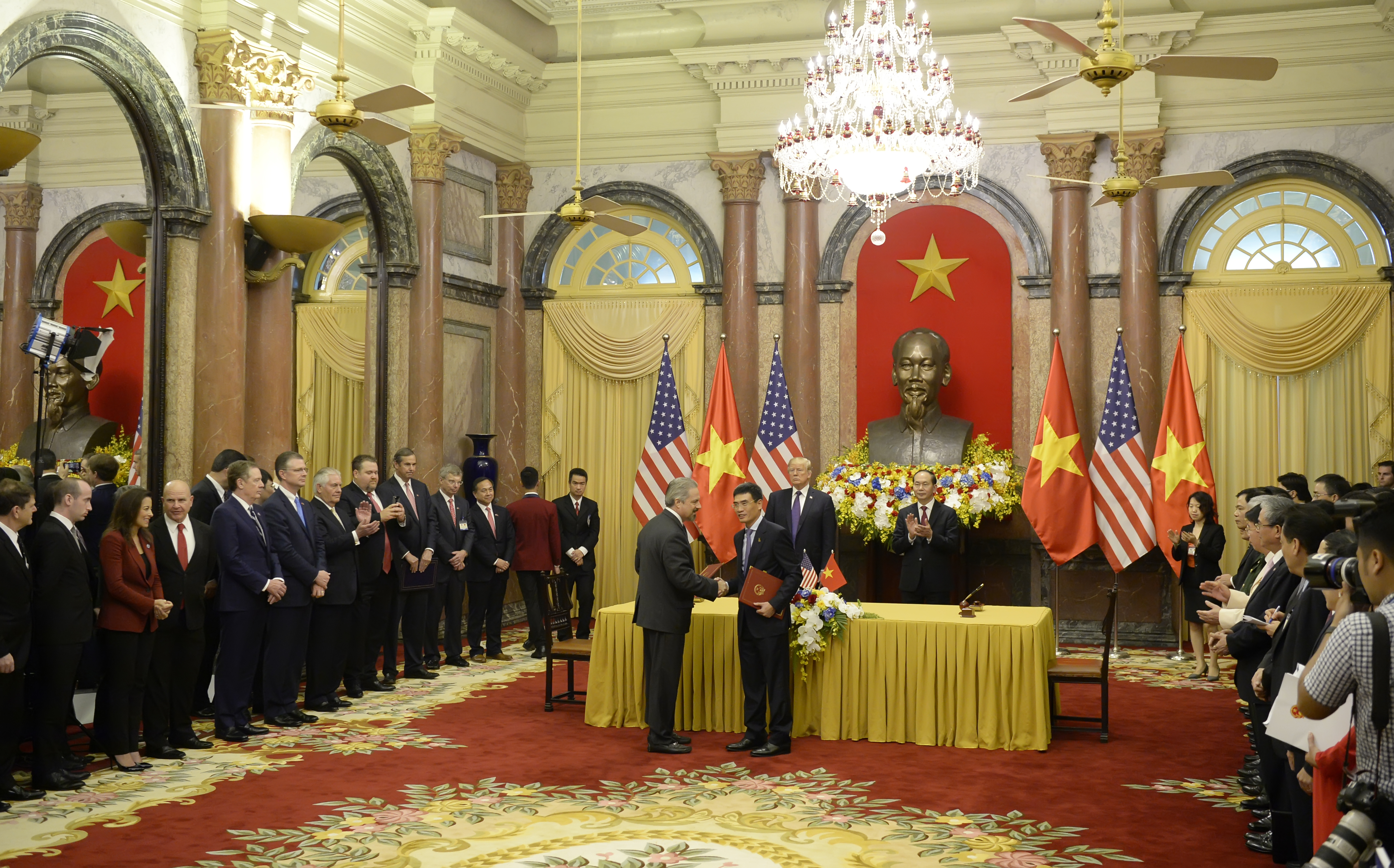 Setiausaha Negara AS Rex Tillerson mengiringi Presiden AS Donald Trump ke majlis menandatangani perjanjian komersial dengan Presiden Vietnam pada 12 November 2017.