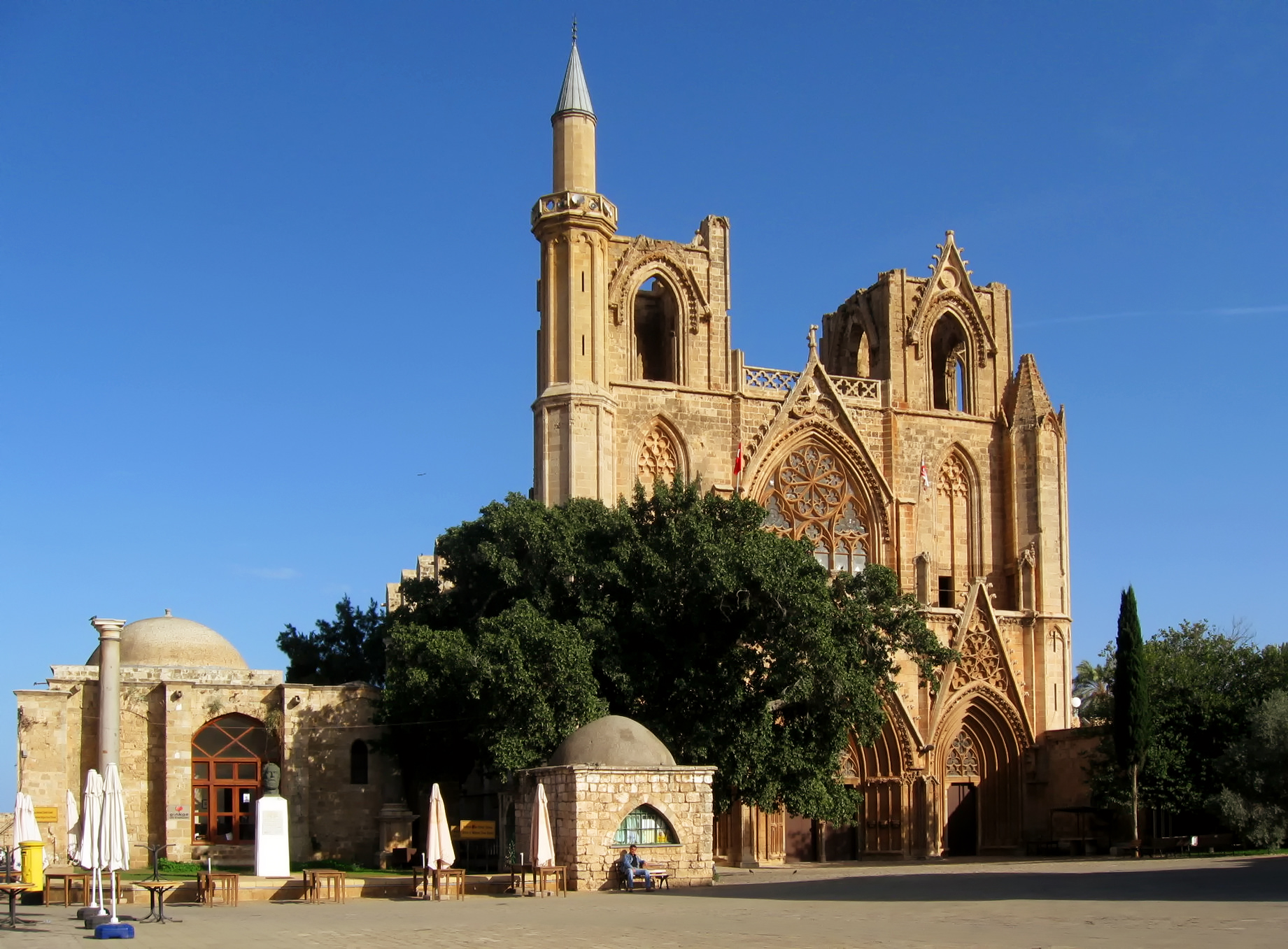 Masjid Lala Mustafa Pasha (bekas Katedral Santo Nikolas) di Famagusta