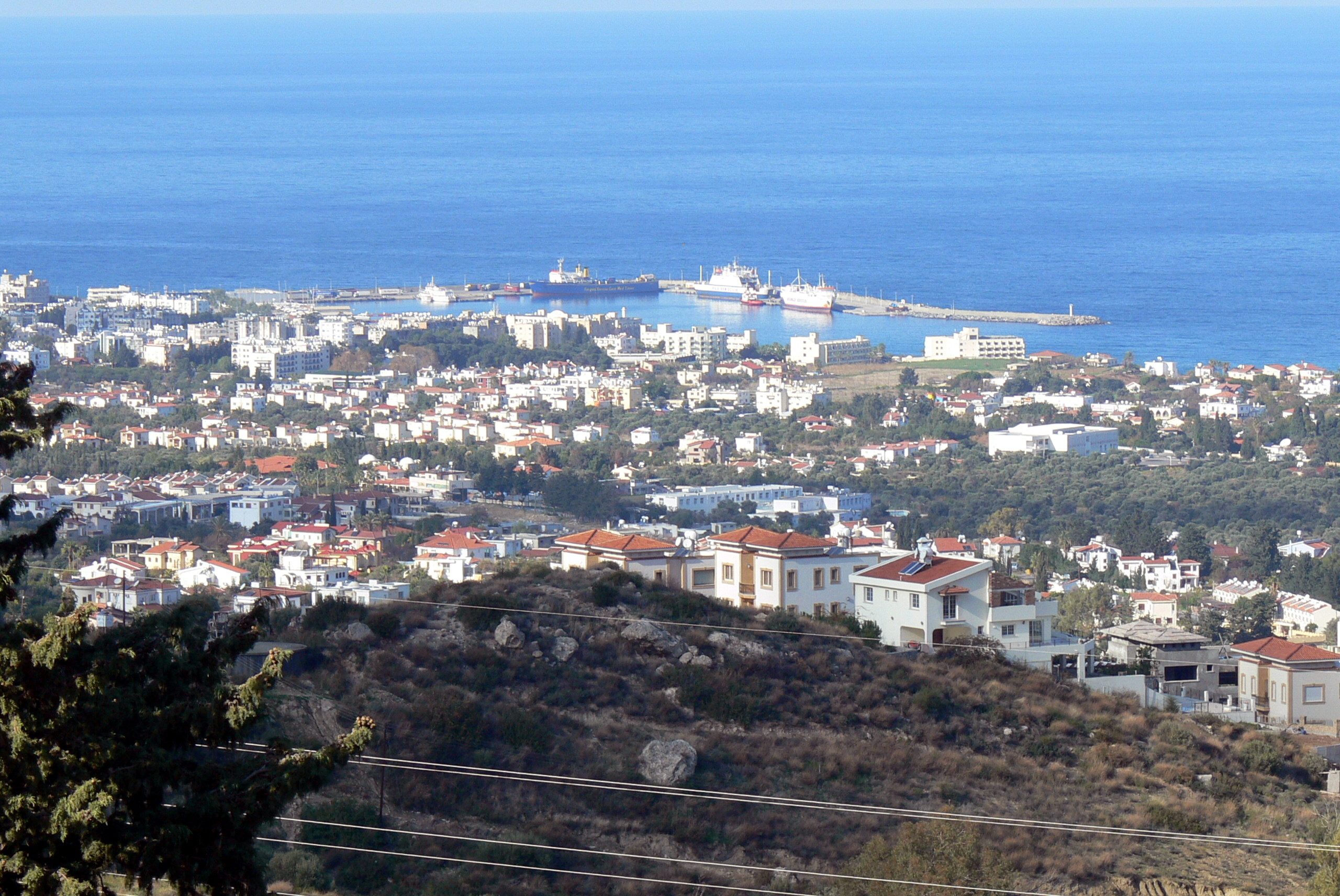 Pemandangan Kyrenia dari Biara Bellapais