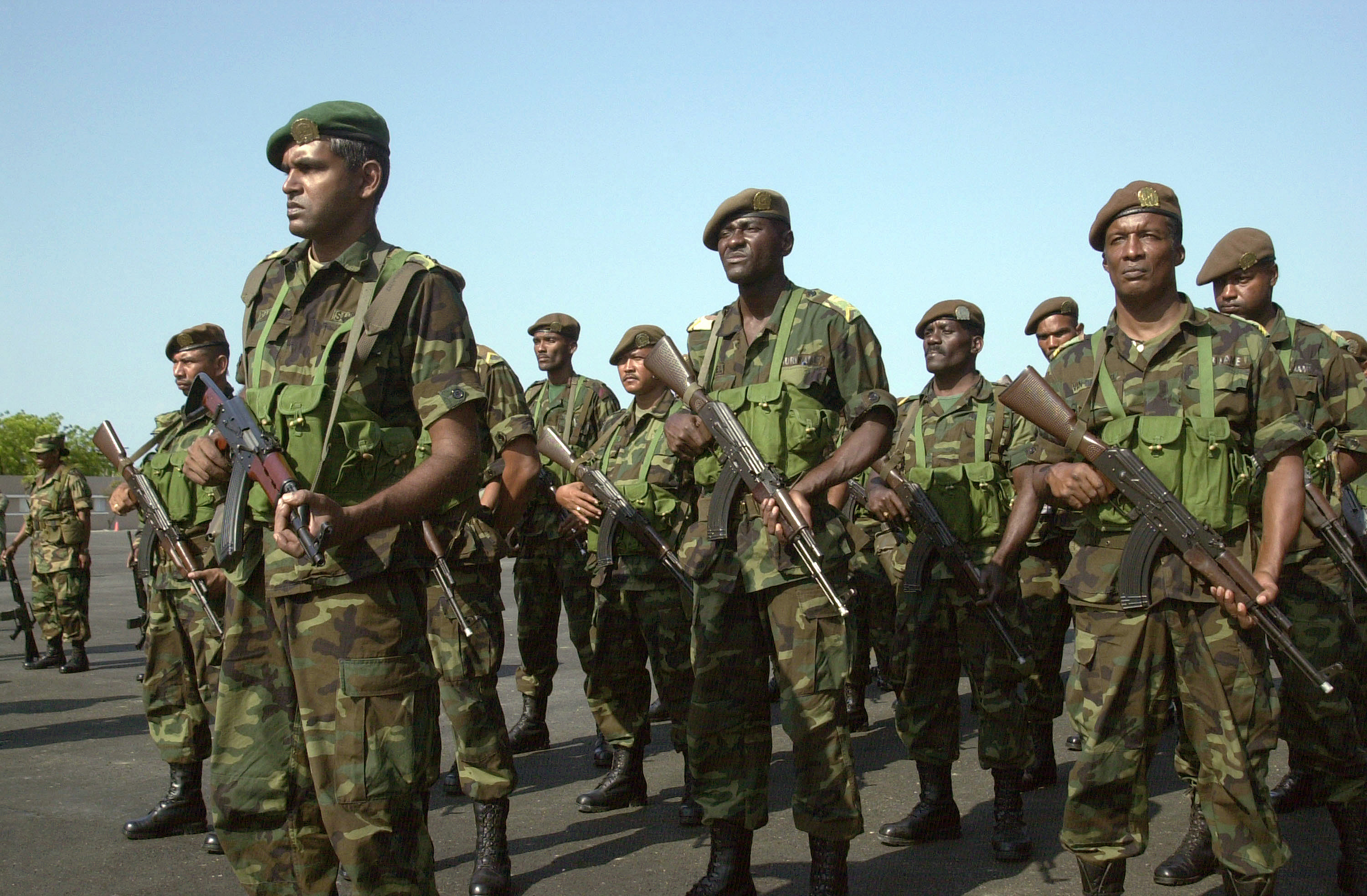 Prajurit Suriname berdiri dalam formasi di Pangkalan Angkatan Laut Las Calderas, Republik Dominika, pada 14 April 2004.
