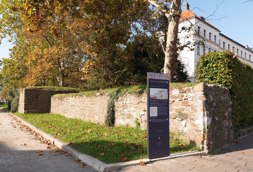 Bức tường phía nam của Emona thời La Mã (đã được phục dựng) ở Ljubljana hiện đại.