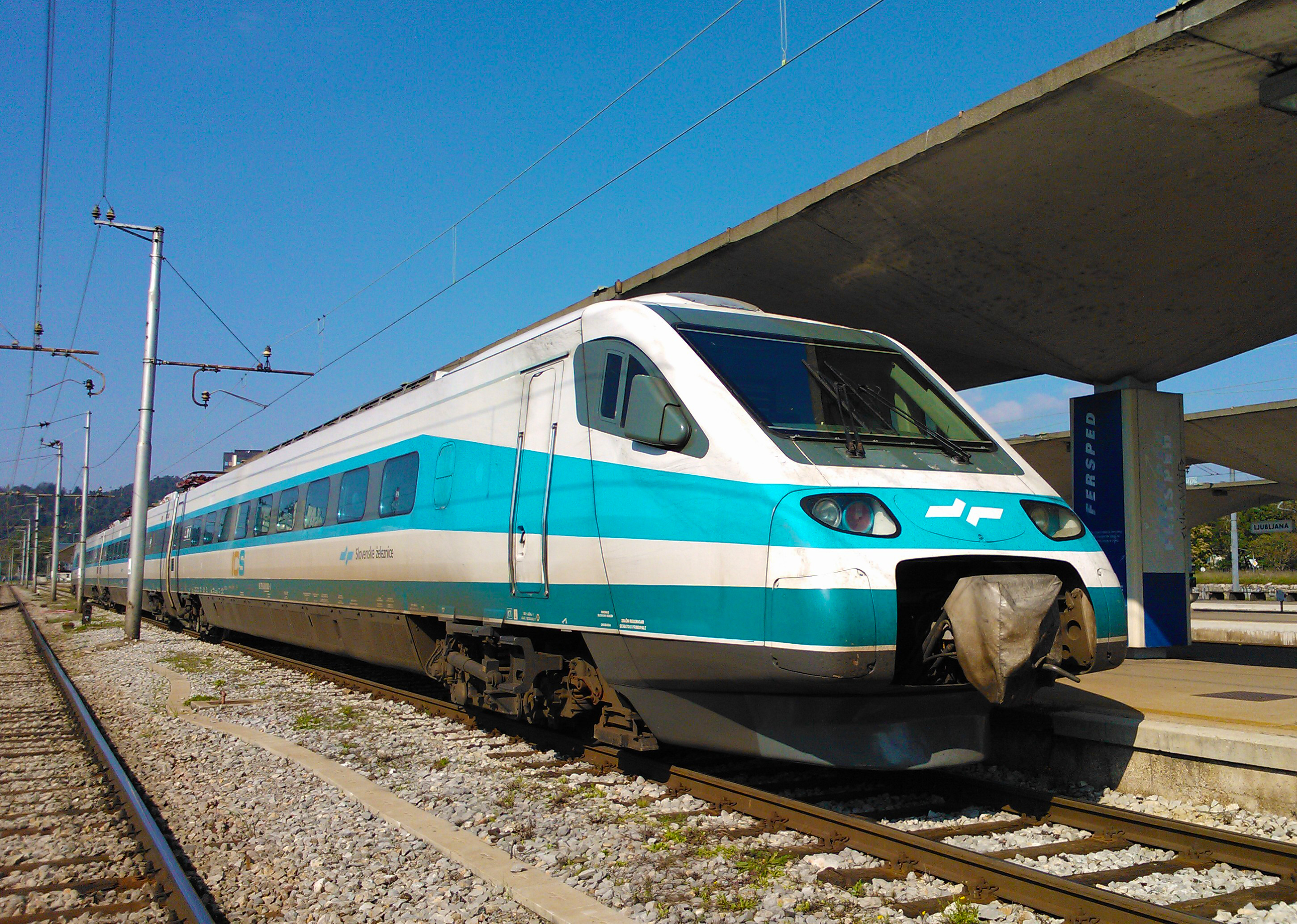 Pendolino ETR 310, một tàu nghiêng trên đường sắt Slovenia tại ga tàu trung tâm Ljubljana.