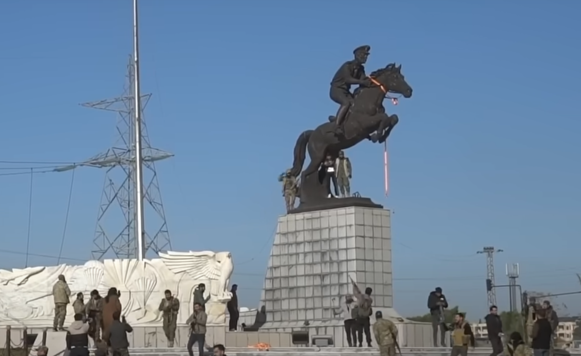 Revolusioner Suriah merobohkan patung Bassel al-Assad di Aleppo Baru, 30 November 2024