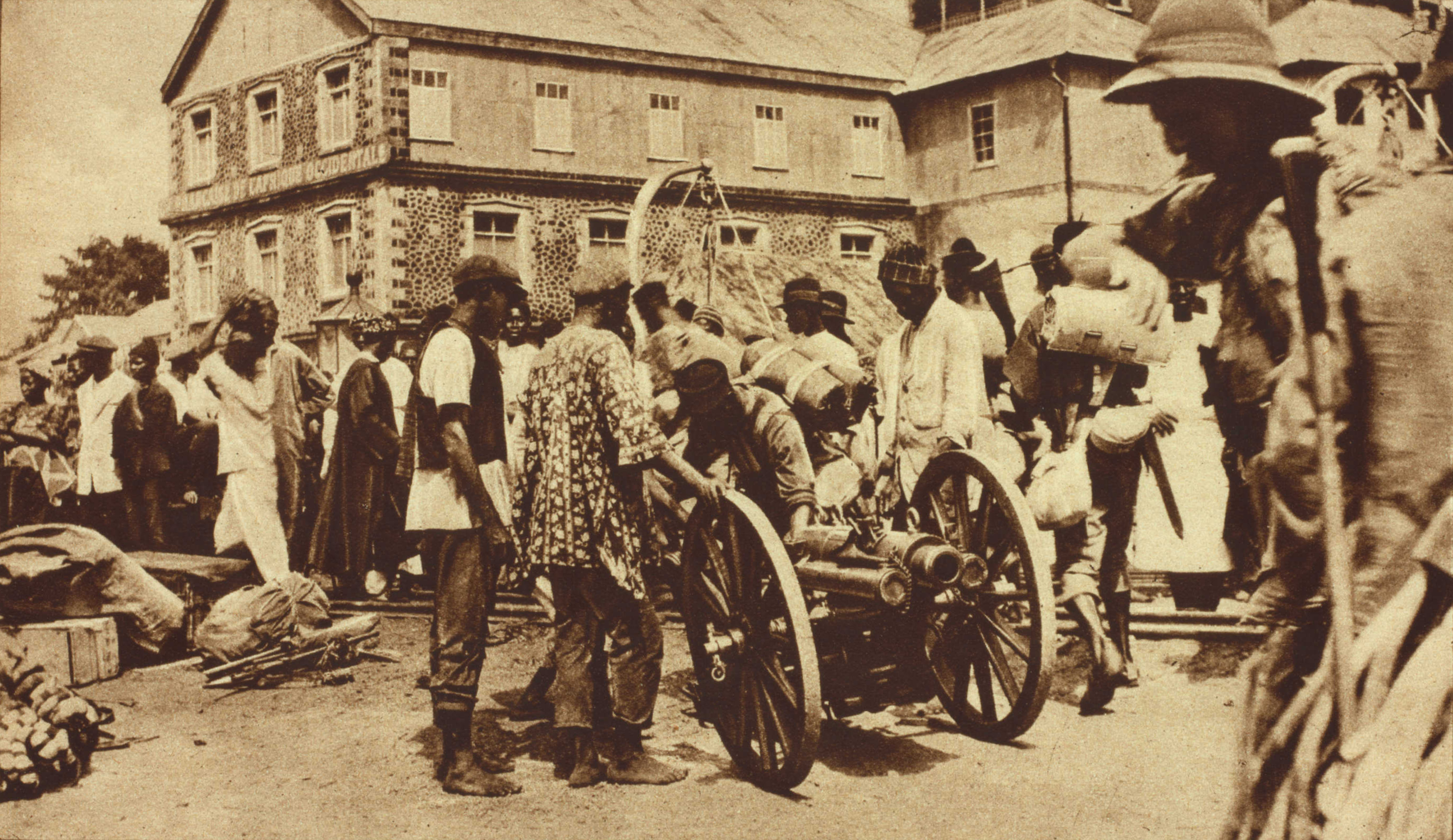 Pasukan Kempen Afrika Barat British di Freetown, 1914-1916. Kapsyen yang diterbitkan: