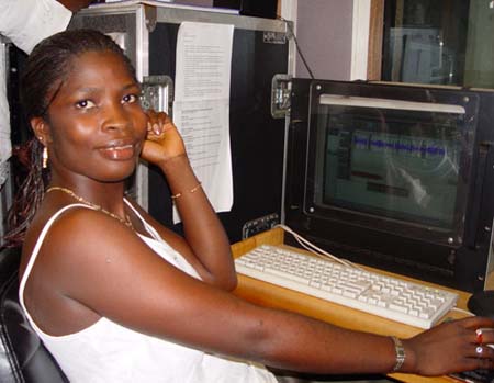 Isata Mahoi ditampilkan sedang mengedit program radio di studio Talking Drum Freetown; ia juga seorang aktris dalam opera sabun radio Sierra Leone Atunda Ayenda