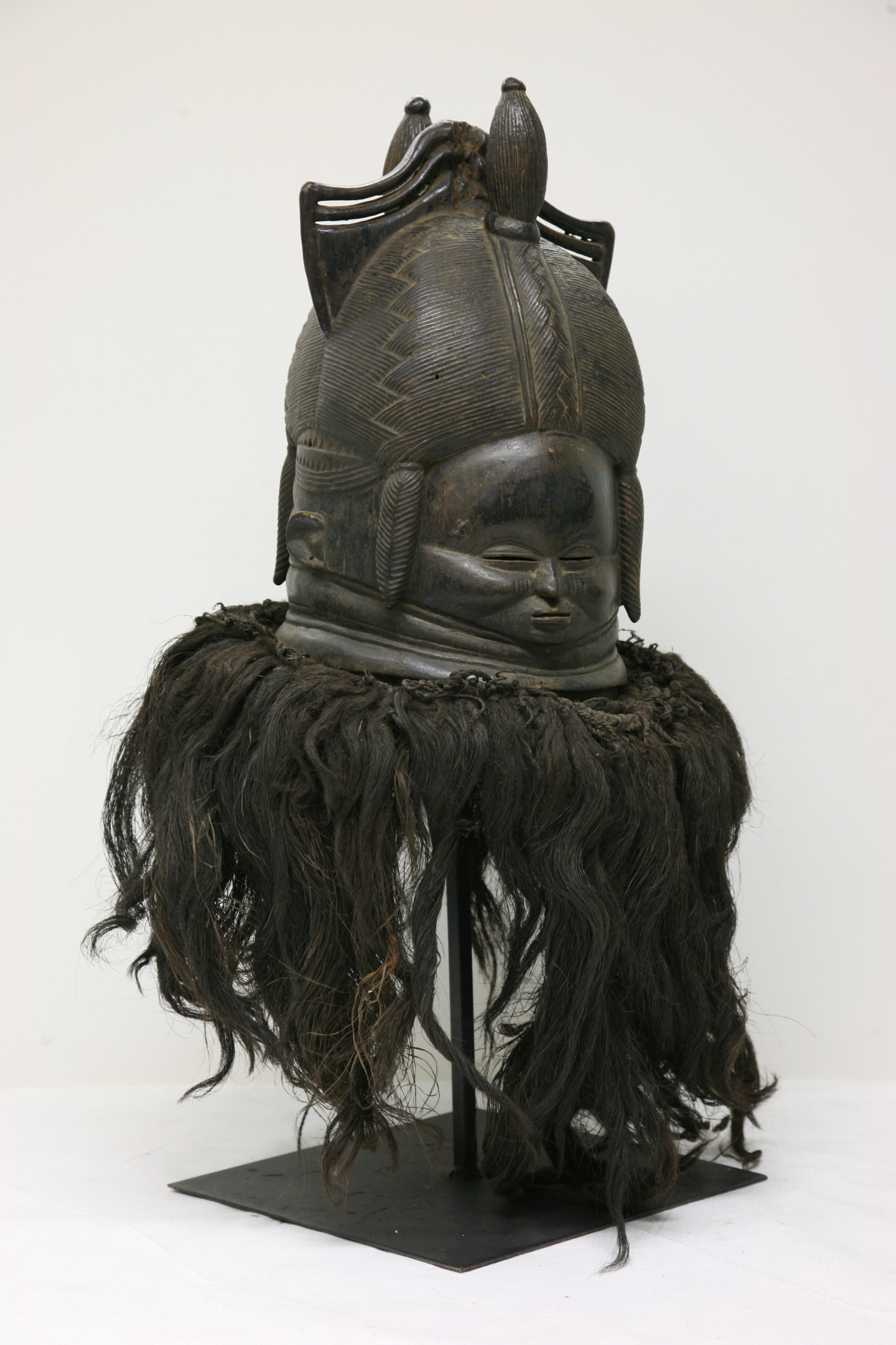 Topeng helmet masyarakat Sande (1940-1965) dalam koleksi Muzium Kanak-Kanak Indianapolis