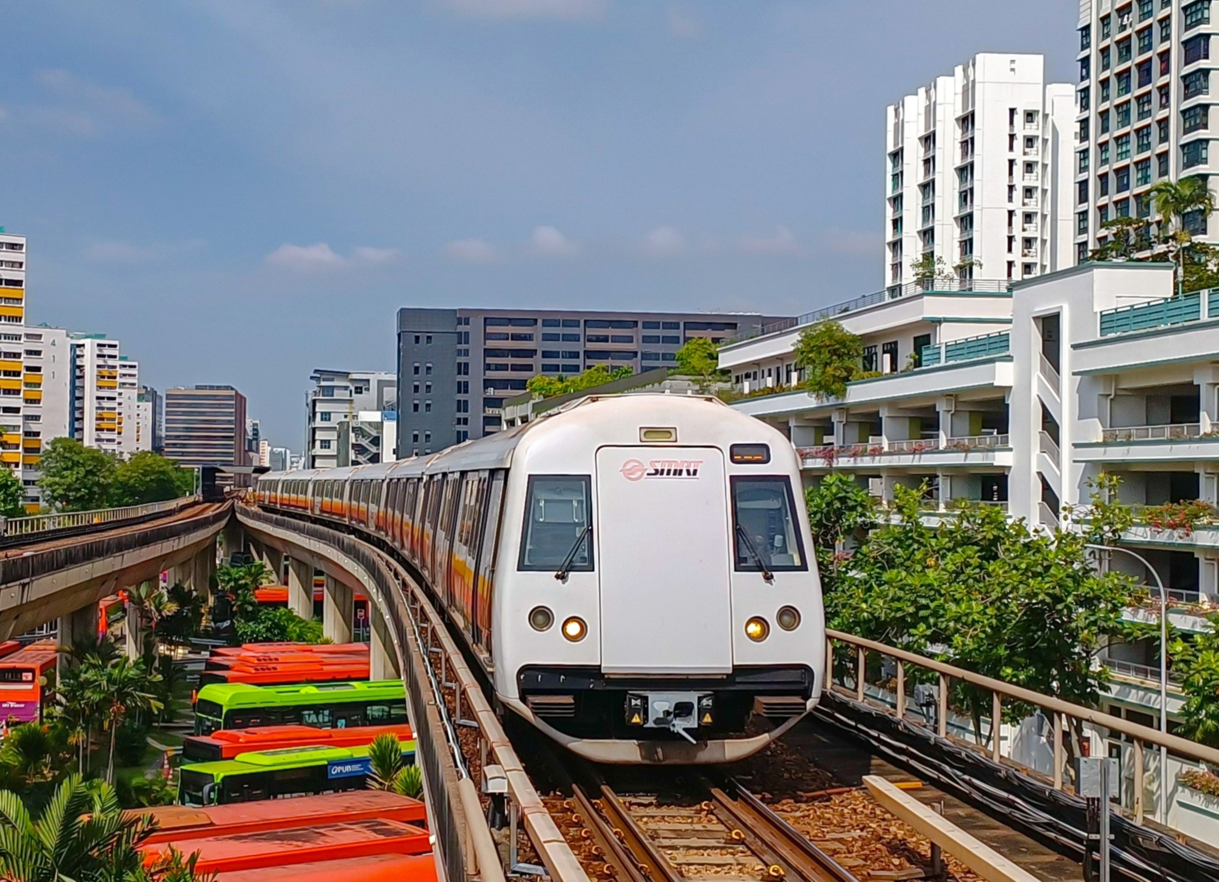 Kereta MRT C151B mendekati Stasiun Eunos