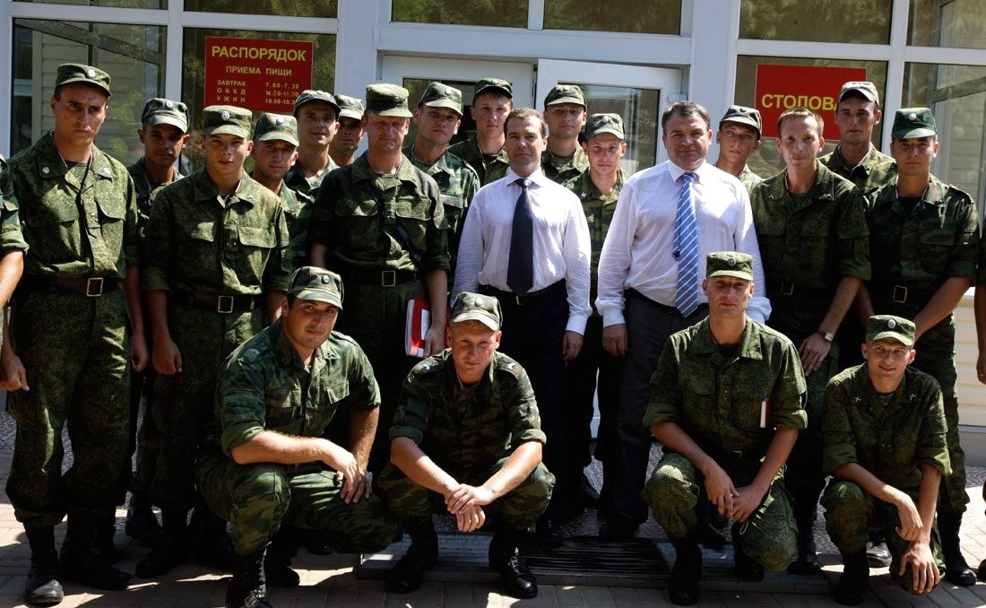 Dmitry Medvedev (tengah, dengan tali leher gelap) melawat pangkalan tentera Rusia di Gudauta pada tahun 2010