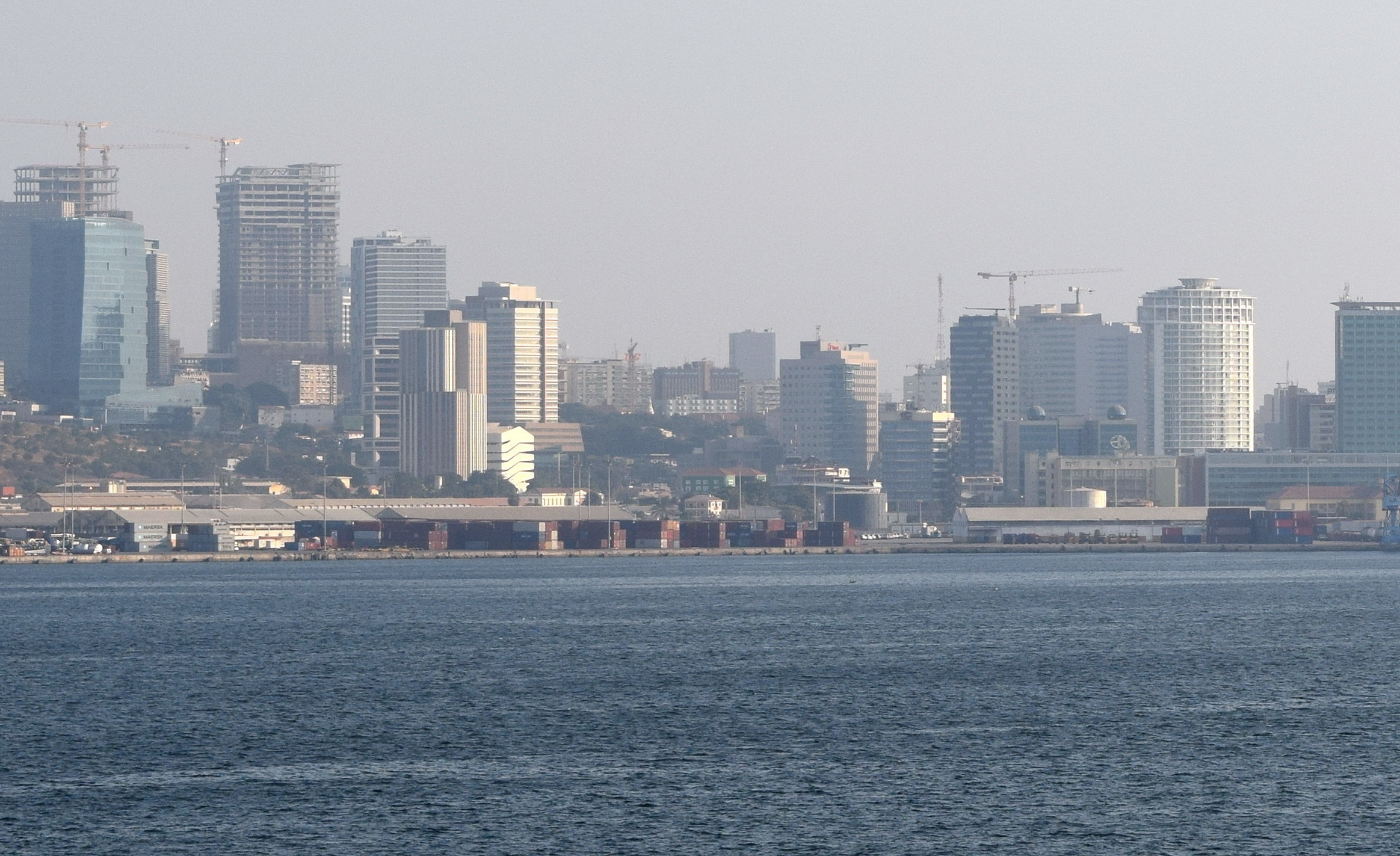 Vịnh Luanda, thành phố lớn nhất Angola.