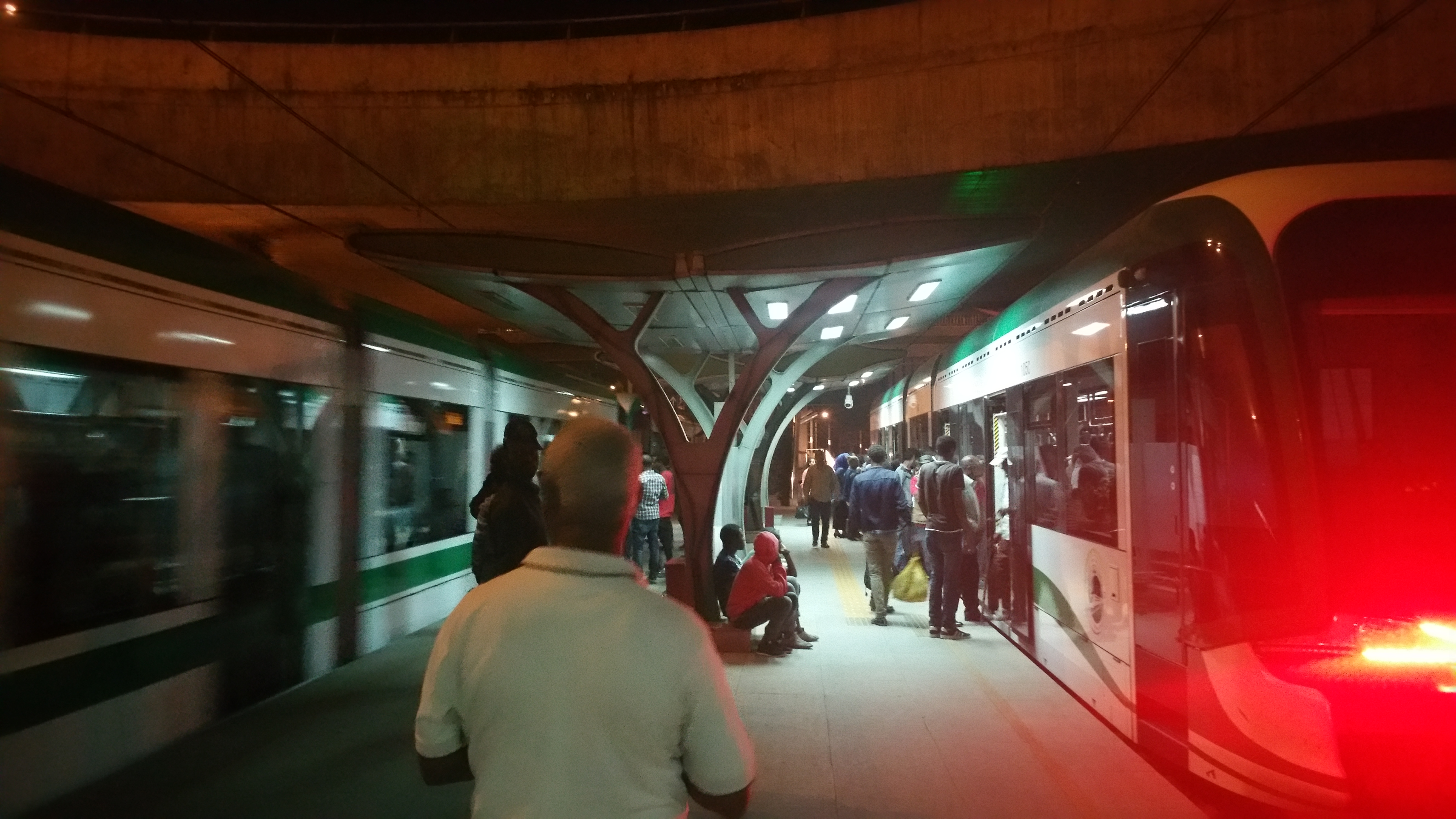 Kereta api ringan di Addis Ababa, Habsyah yang menampung lebih 50,000 penumpang sehari.