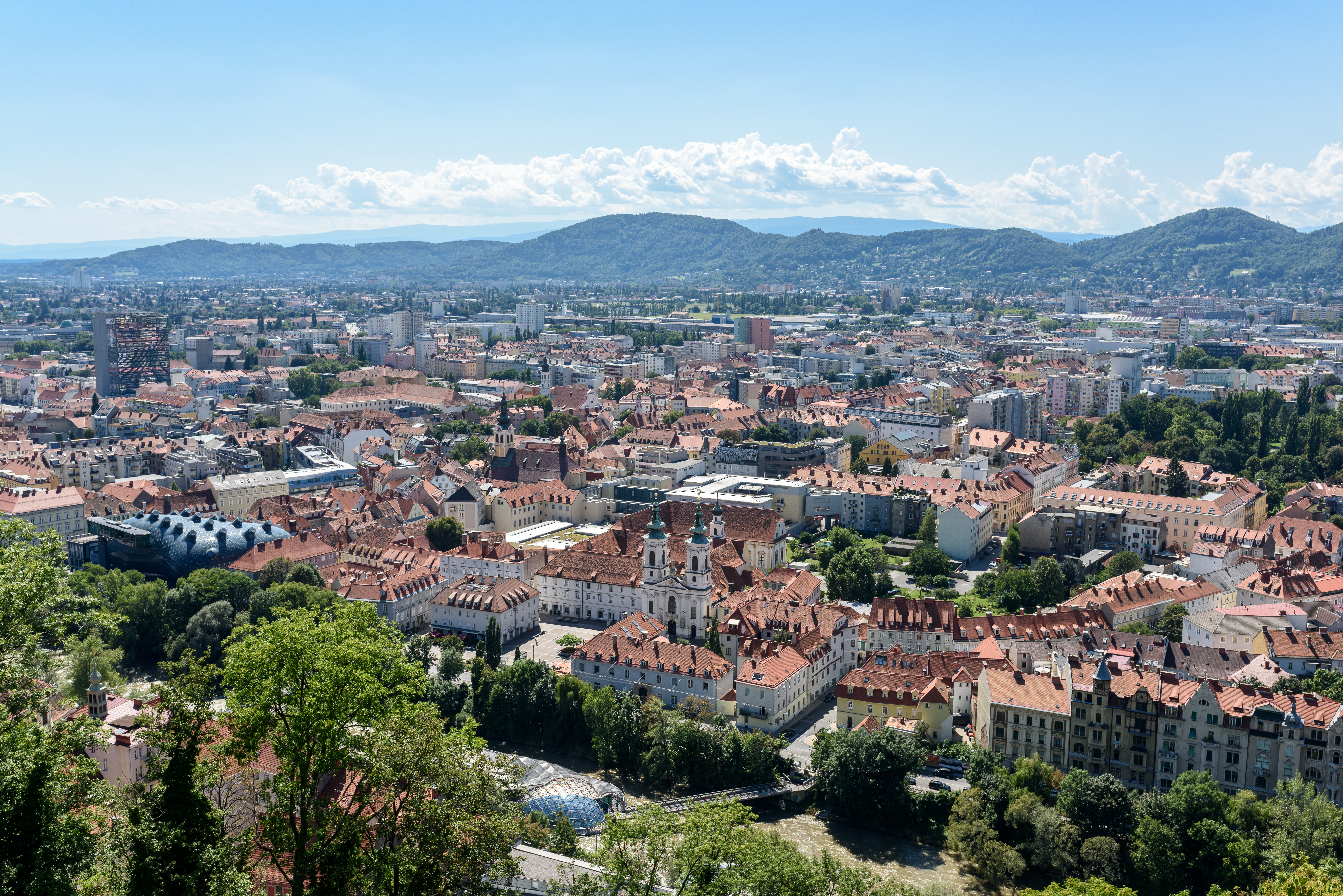 Sông Mur và Schlossberg ở Graz.