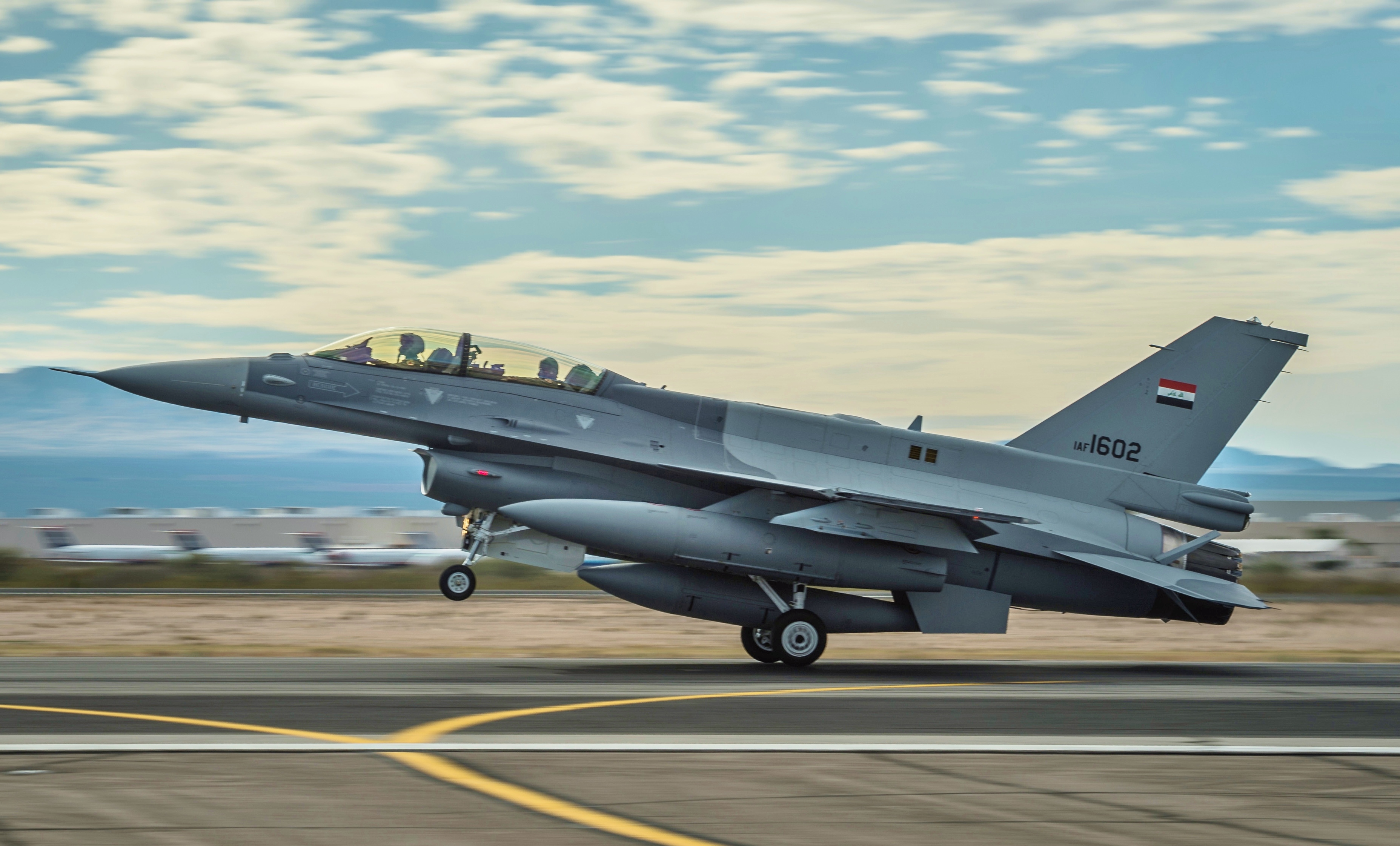 Sebuah F-16 Fighting Falcon, pesawat tempur utama Tentera Udara Iraq, semasa berlepas