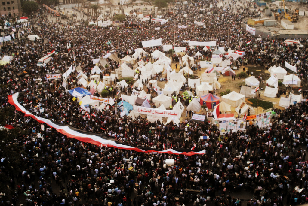 Bawah: protes di Dataran Tahrir menentang Presiden Morsi pada 27 November 2012.