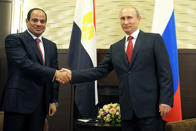 Bawah: Presiden Abdel Fattah el-Sisi dan Presiden Rusia Vladimir Putin di Sochi, Ogos 2014.