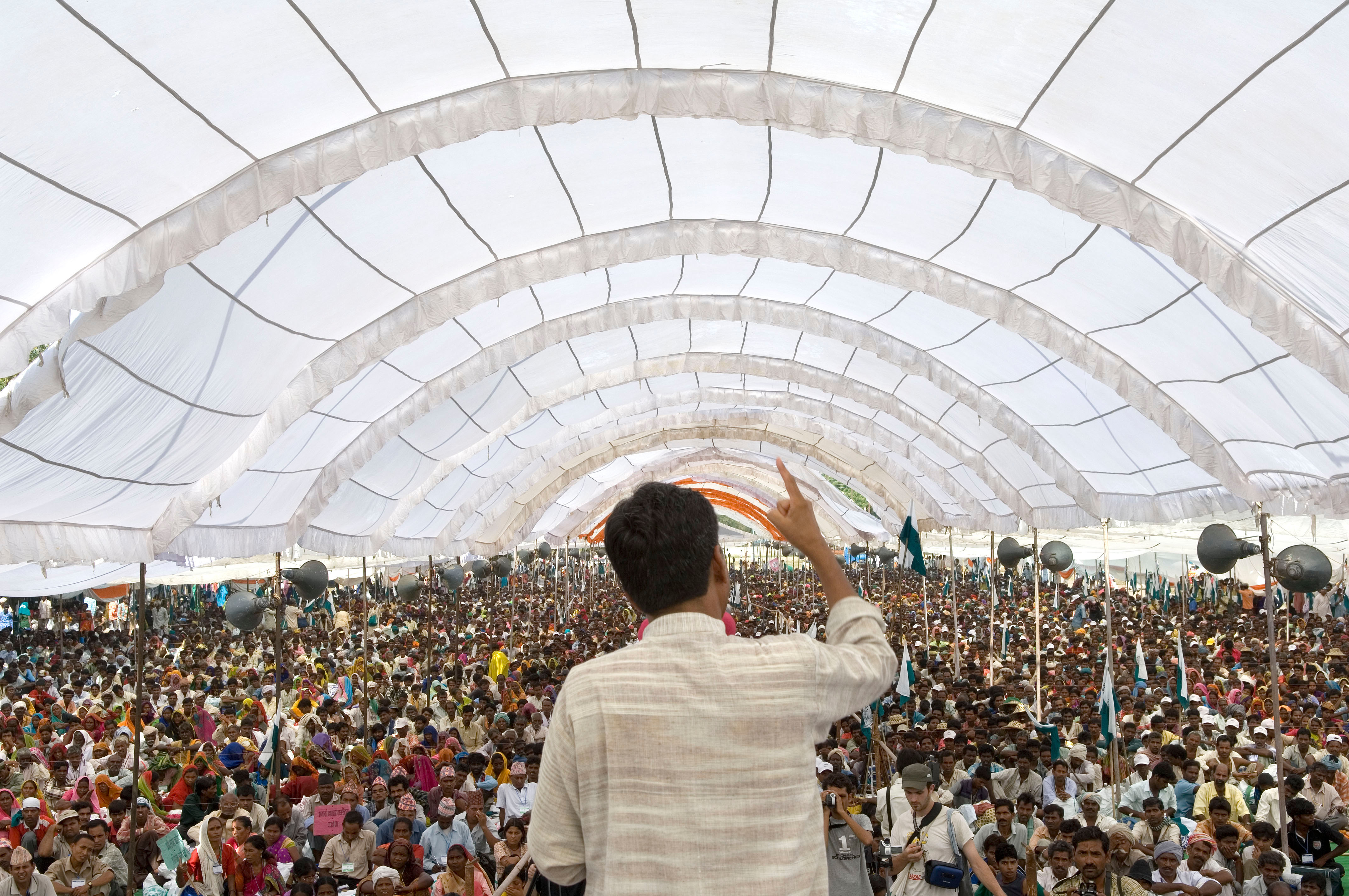 Sebagai sebahagian daripada Janadesh 2007, 25,000 orang pro-pembaharuan tanah tanpa tanah di Madhya Pradesh mendengar ucapan Rajagopal P. V.