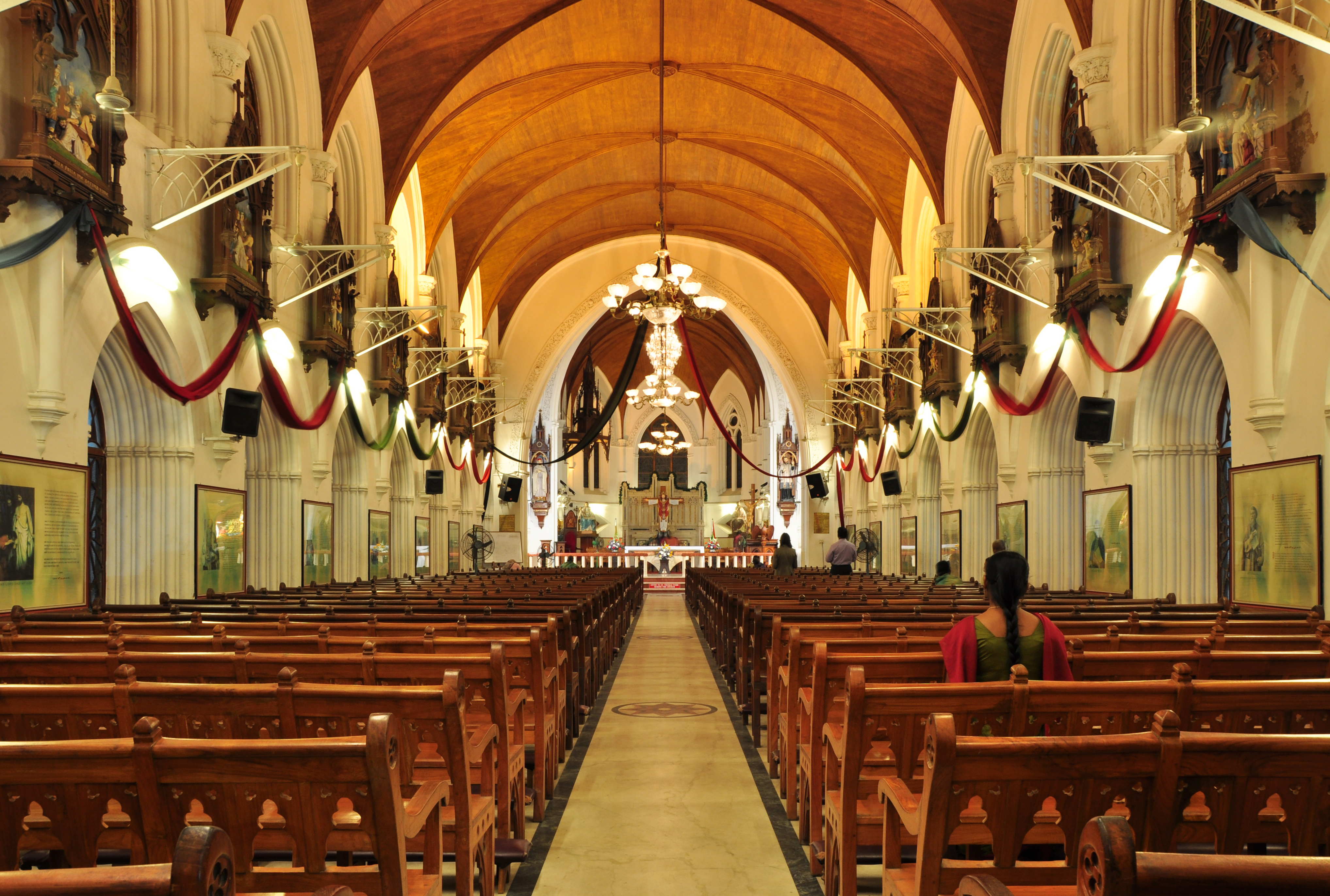 Bahagian dalam Basilika San Thome, Chennai, Tamil Nadu. Agama Kristian dipercayai telah diperkenalkan ke India pada akhir abad ke-2 oleh penganut Kristian berbahasa Suryani.
