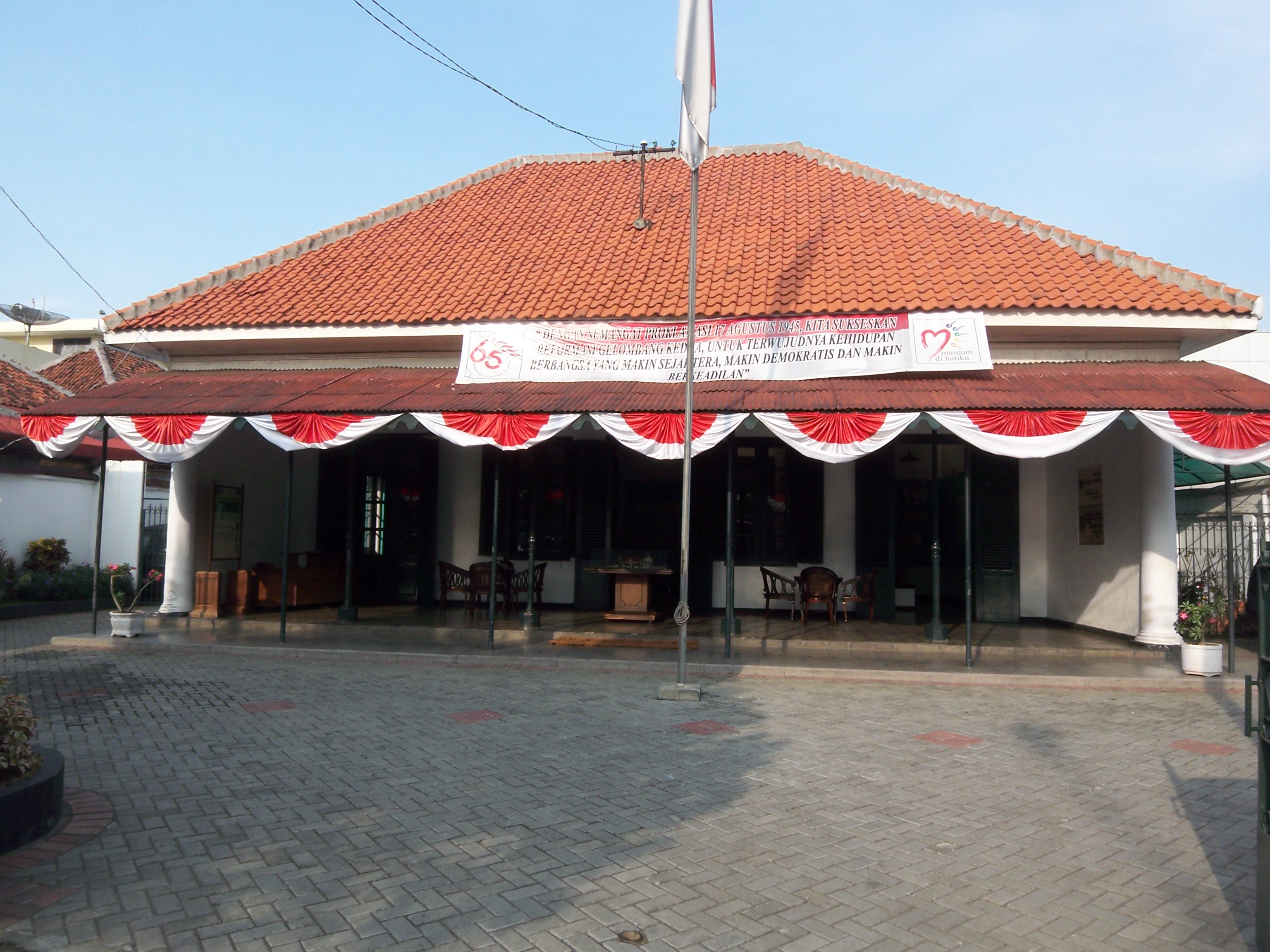Museum Sumpah Pemuda (dahulu Indonesische Clubhuis) merupakan lokasi mesyuarat terakhir Kongres Pemuda Kedua sekaligus menjadi tempat lahirnya Sumpah Pemuda.