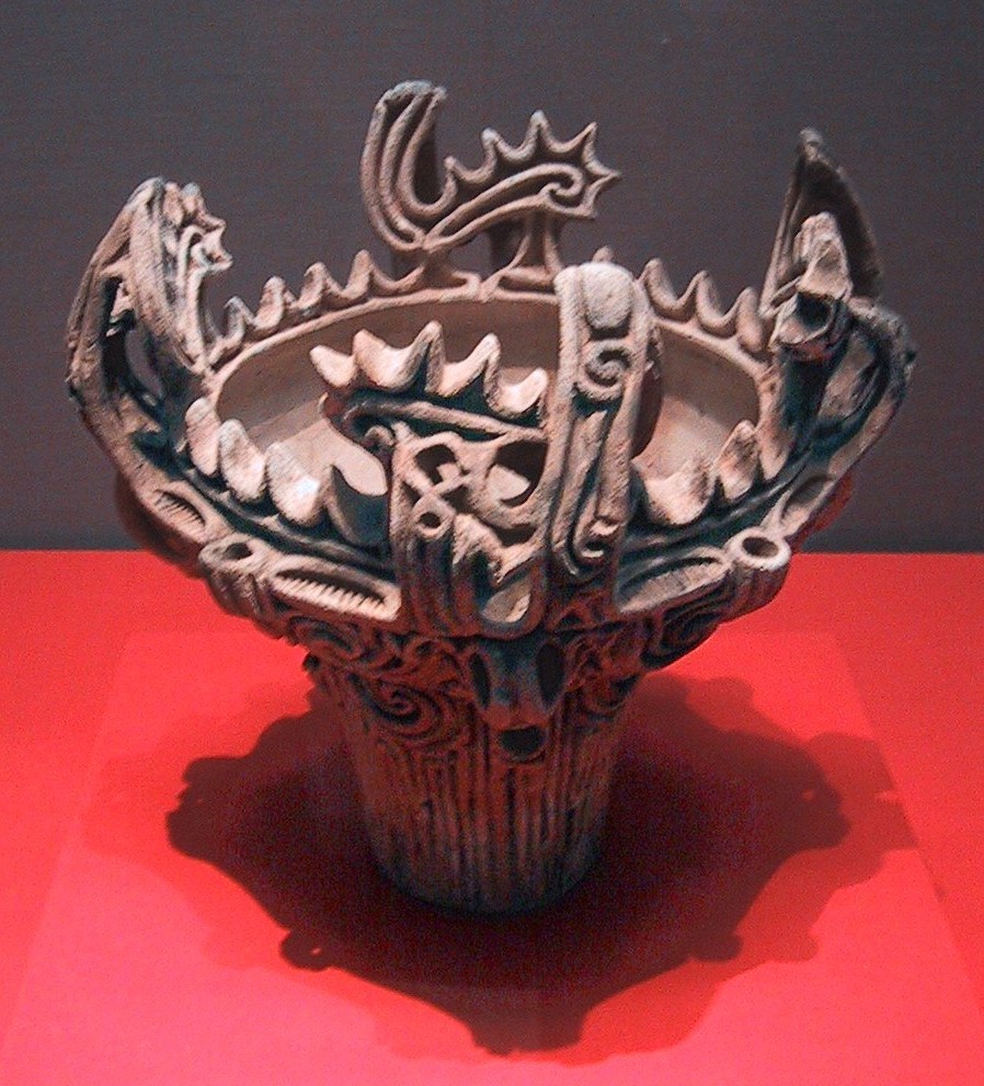 Sebuah bekas tembikar dari zaman Jomon Pertengahan (3000-2000 SM), menunjukkan kemahiran seni awal.