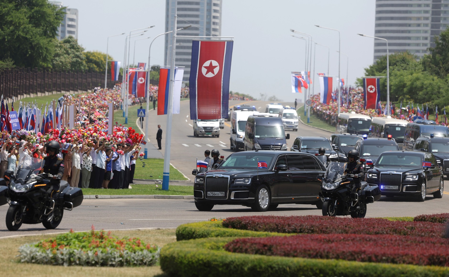 Iring-iringan mobil yang mengangkut Presiden Rusia Vladimir Putin di Pyongyang, 19 Juni 2024