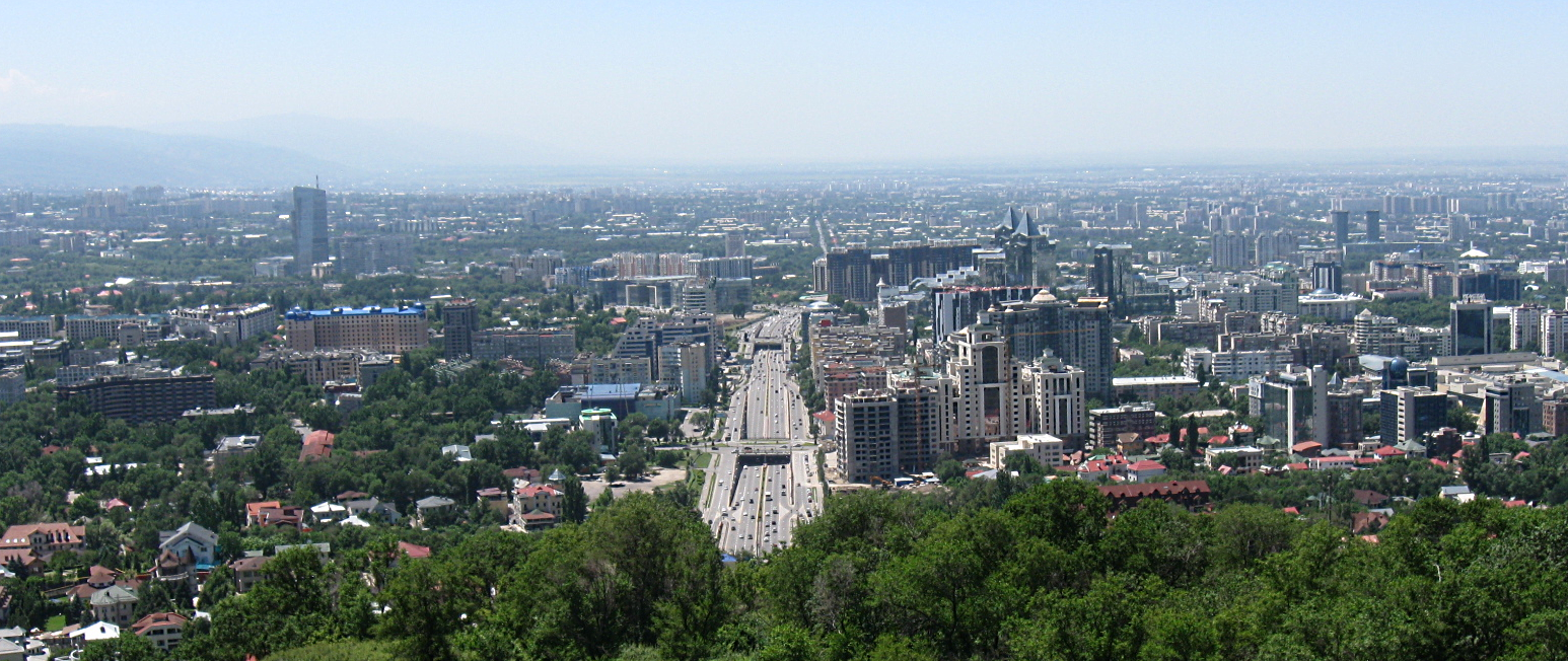 Pemandangan Almaty dari bukit.