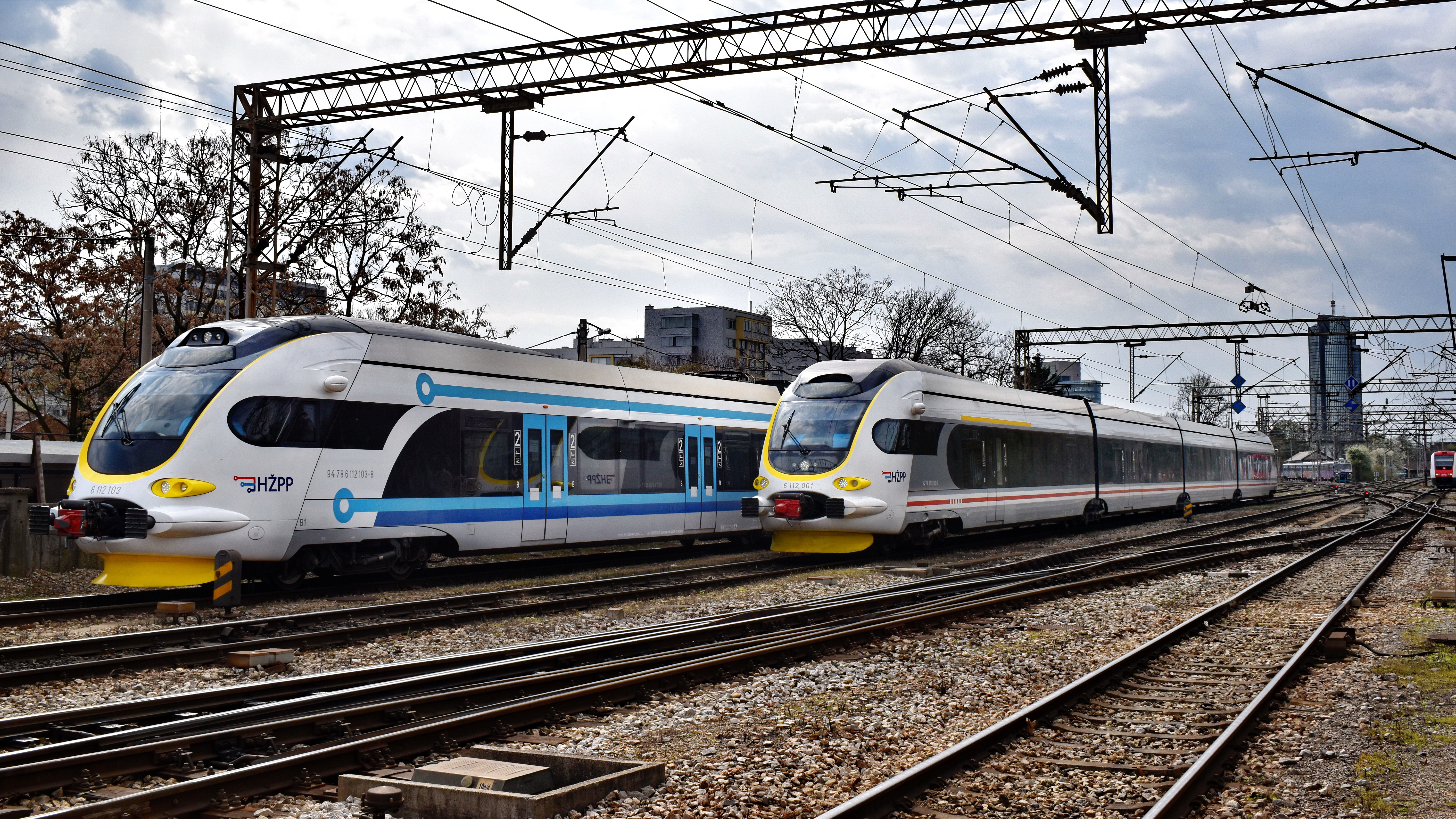 クロアチア鉄道によって運行される、クロアチアの企業コンサール・グループ製のHŽ 6112系。