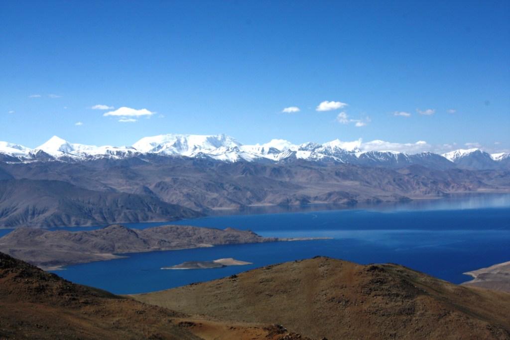 Danau Karakul di Pegunungan Pamir, salah satu danau besar di Tajikistan.