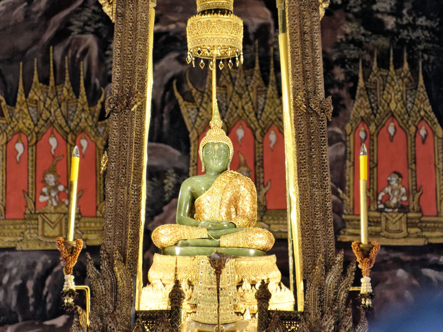 Buddha Zamrud di Wat Phra Kaew. Dianggap sebagai paladium suci Thailand.