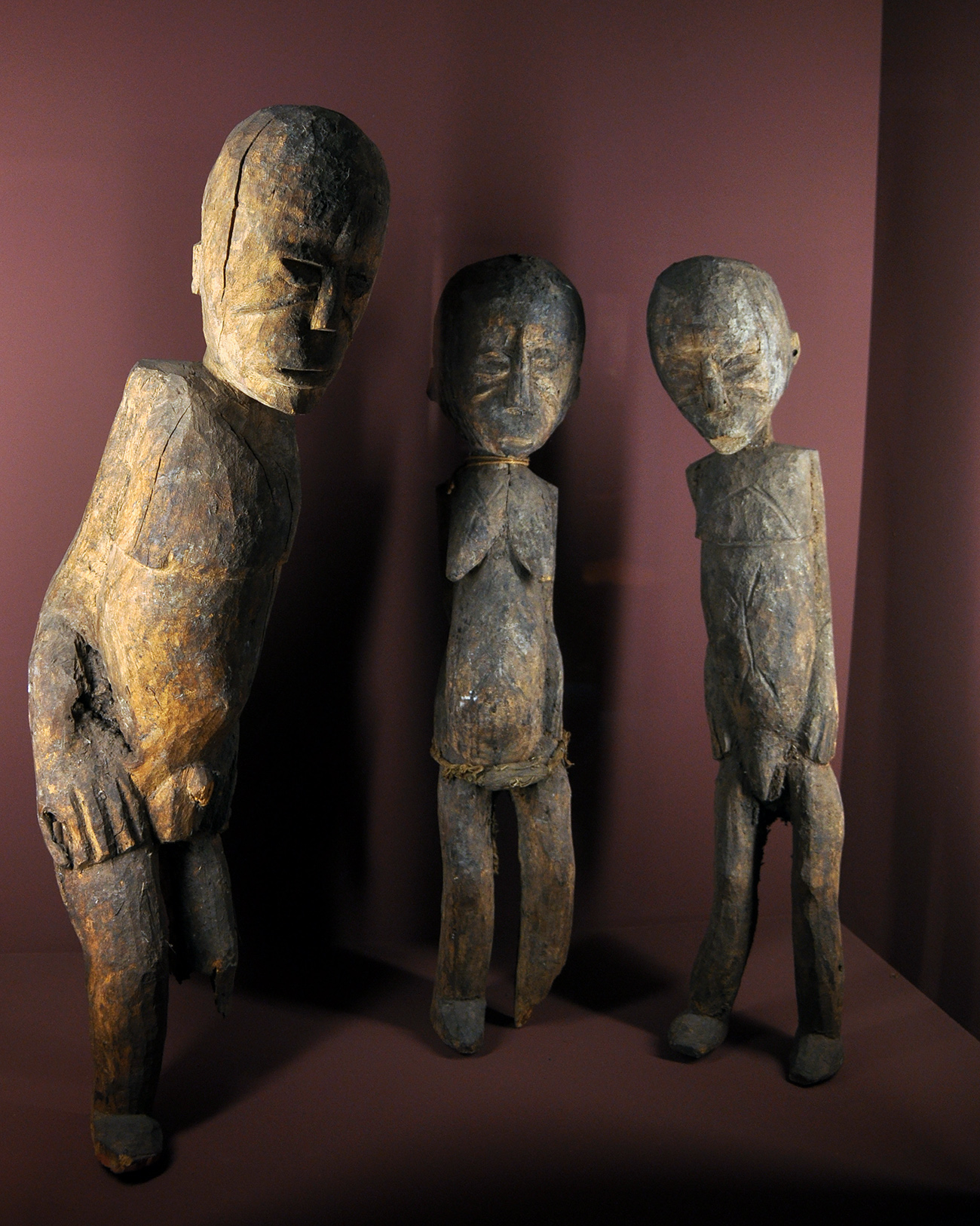 Tiga patung kayu dari Togo, sekitar tahun 1910, menunjukkan seni pahat tradisional.