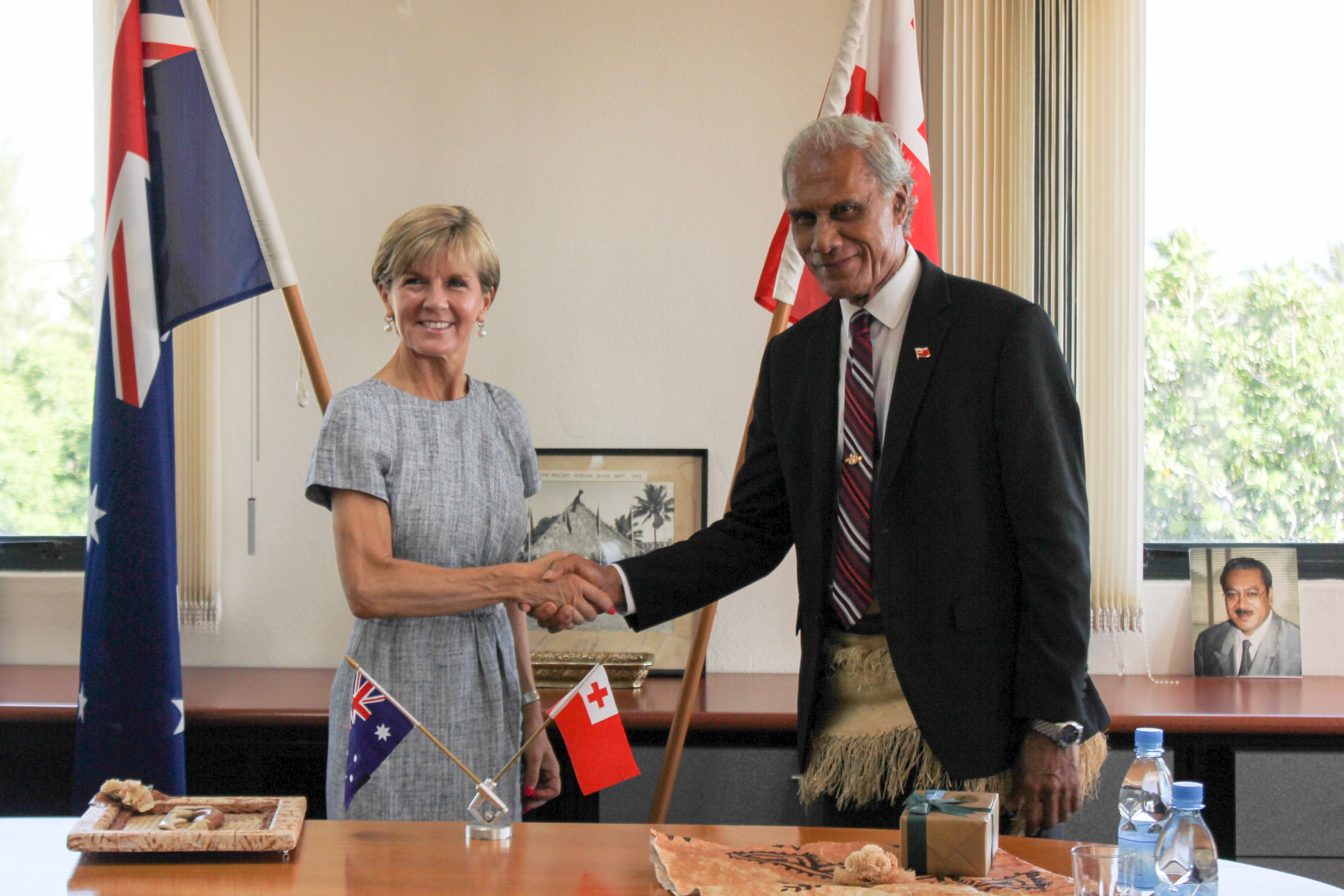 Menteri Luar Negeri Australia Julie Bishop bertemu dengan Perdana Menteri Tonga ʻAkilisi Pōhiva pada tahun 2015.