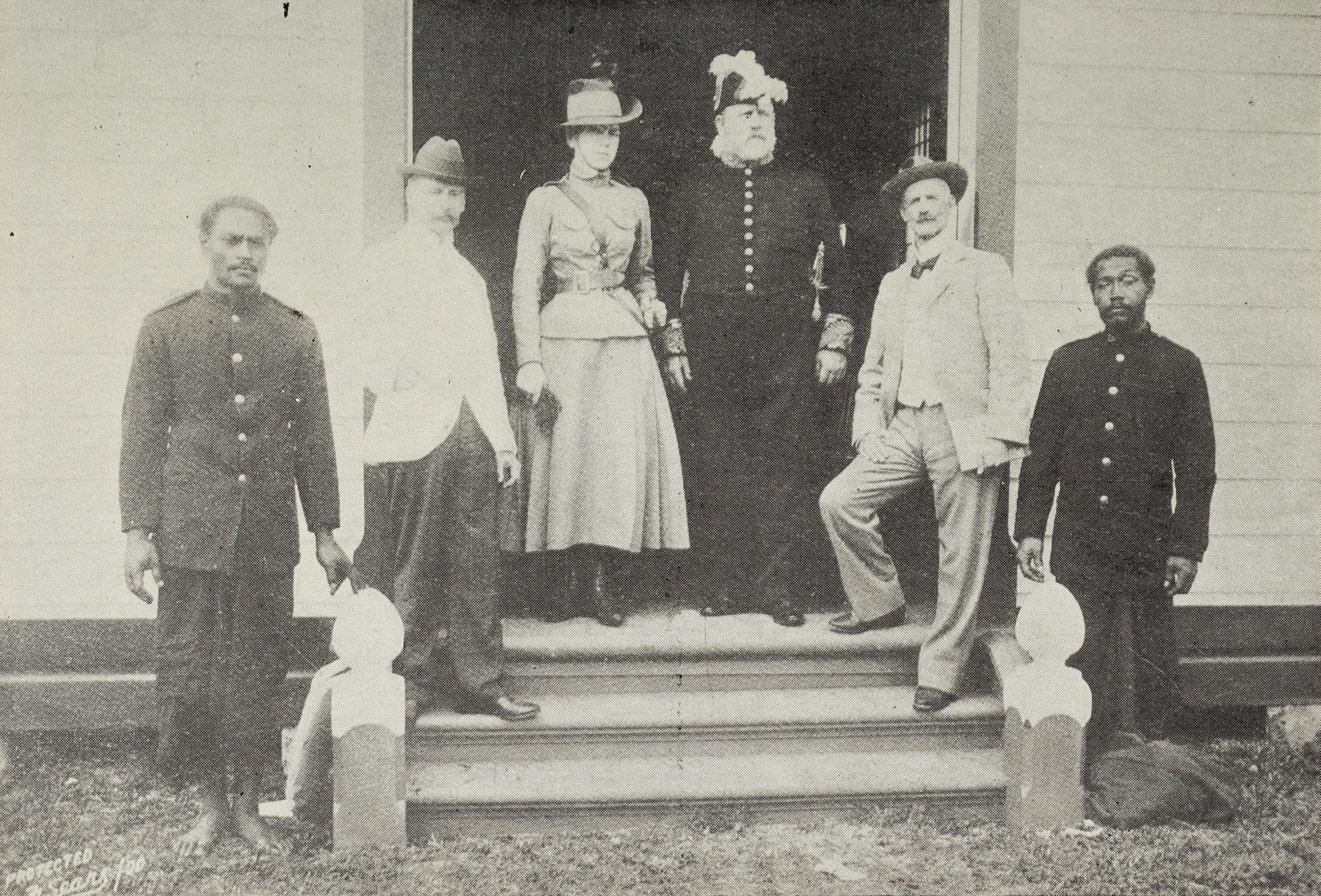 Pembukaan parlemen Tonga tahun 1900, dihadiri pejabat Inggris.