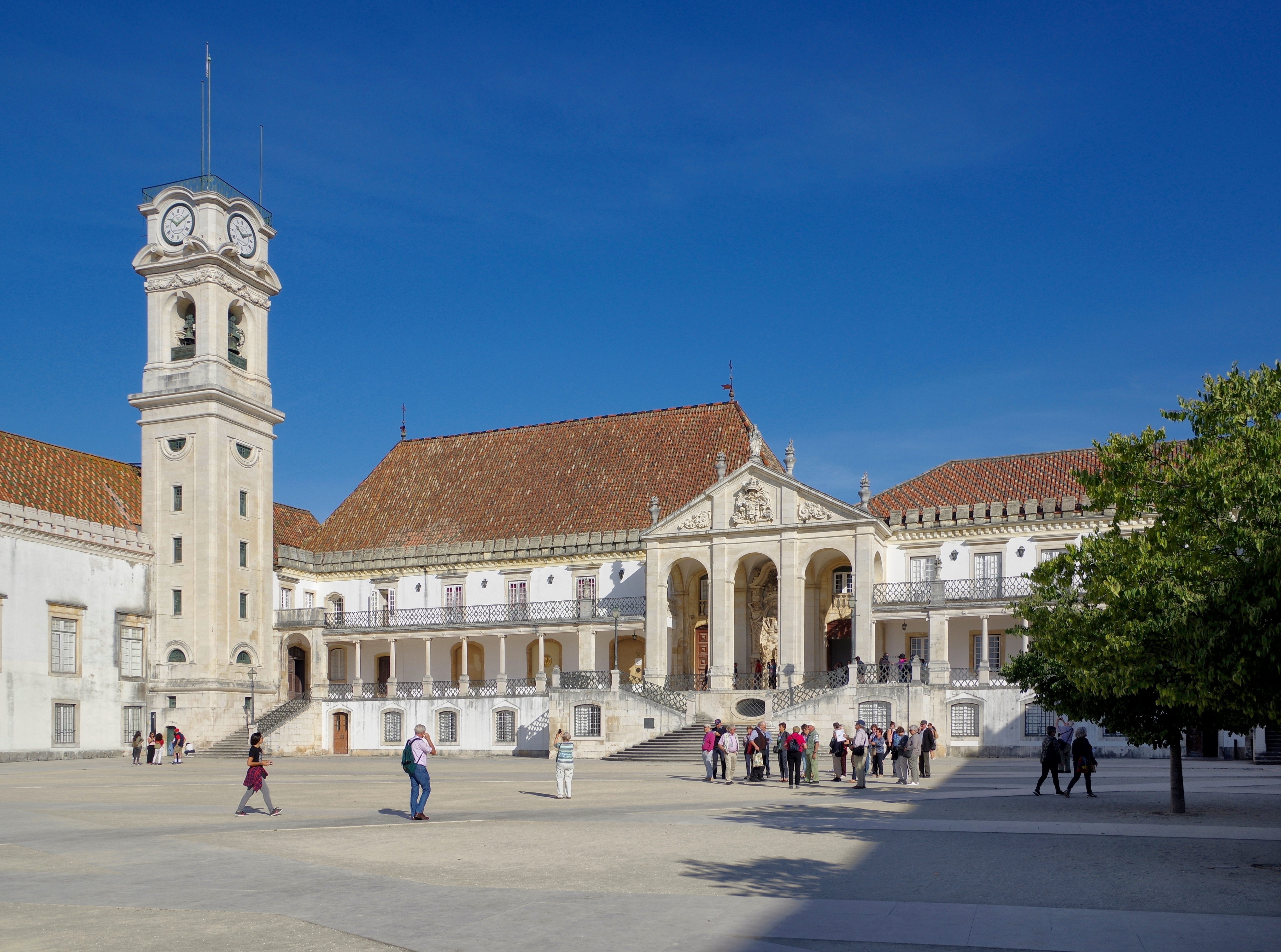 Universitas Coimbra, universitas pertama di Portugal yang didirikan pada tahun 1290 oleh Raja Diniz