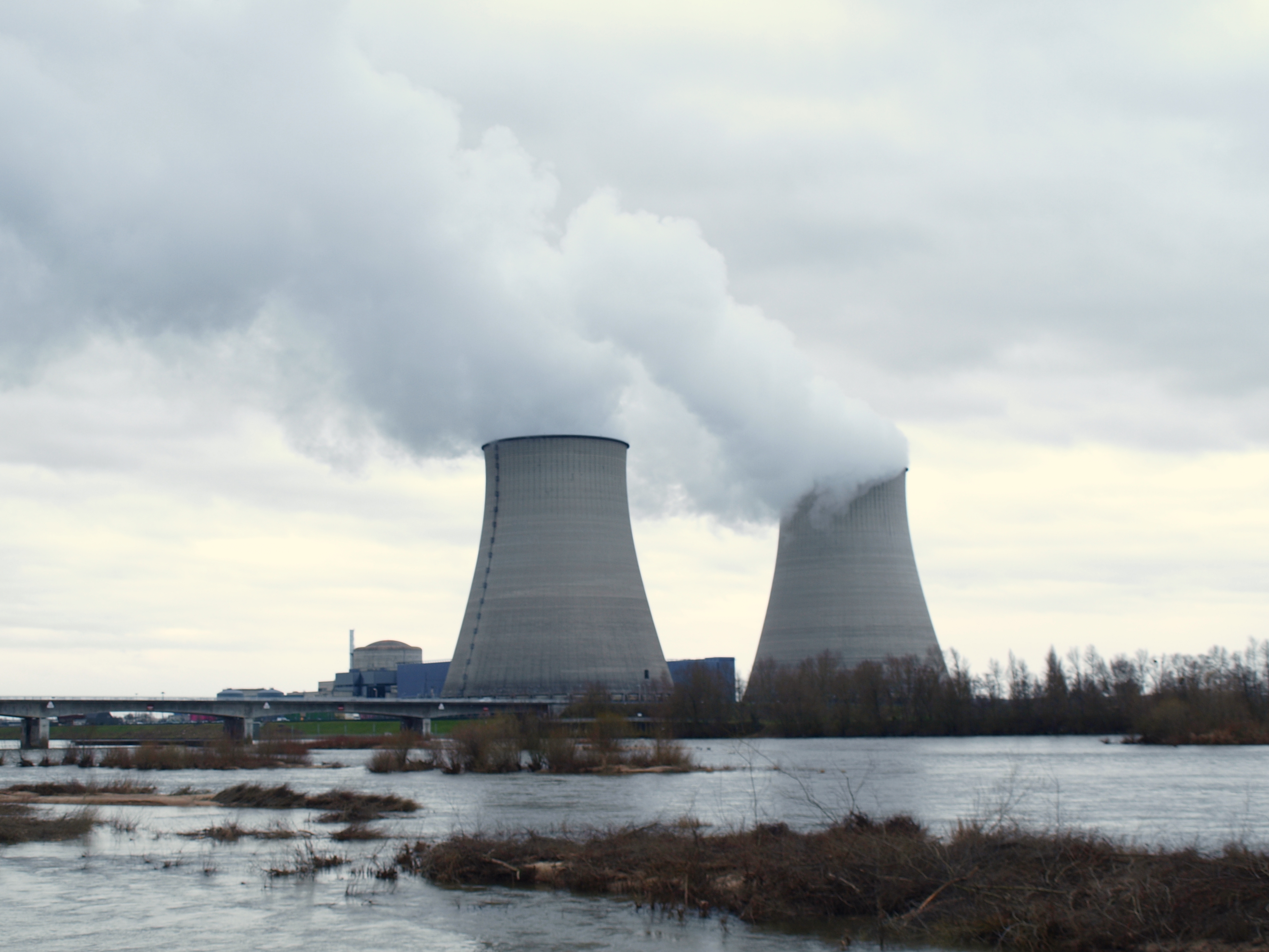 ベルヴィル原子力発電所。フランスは電力の大部分を原子力から得ており、これは世界で最も高い割合である。