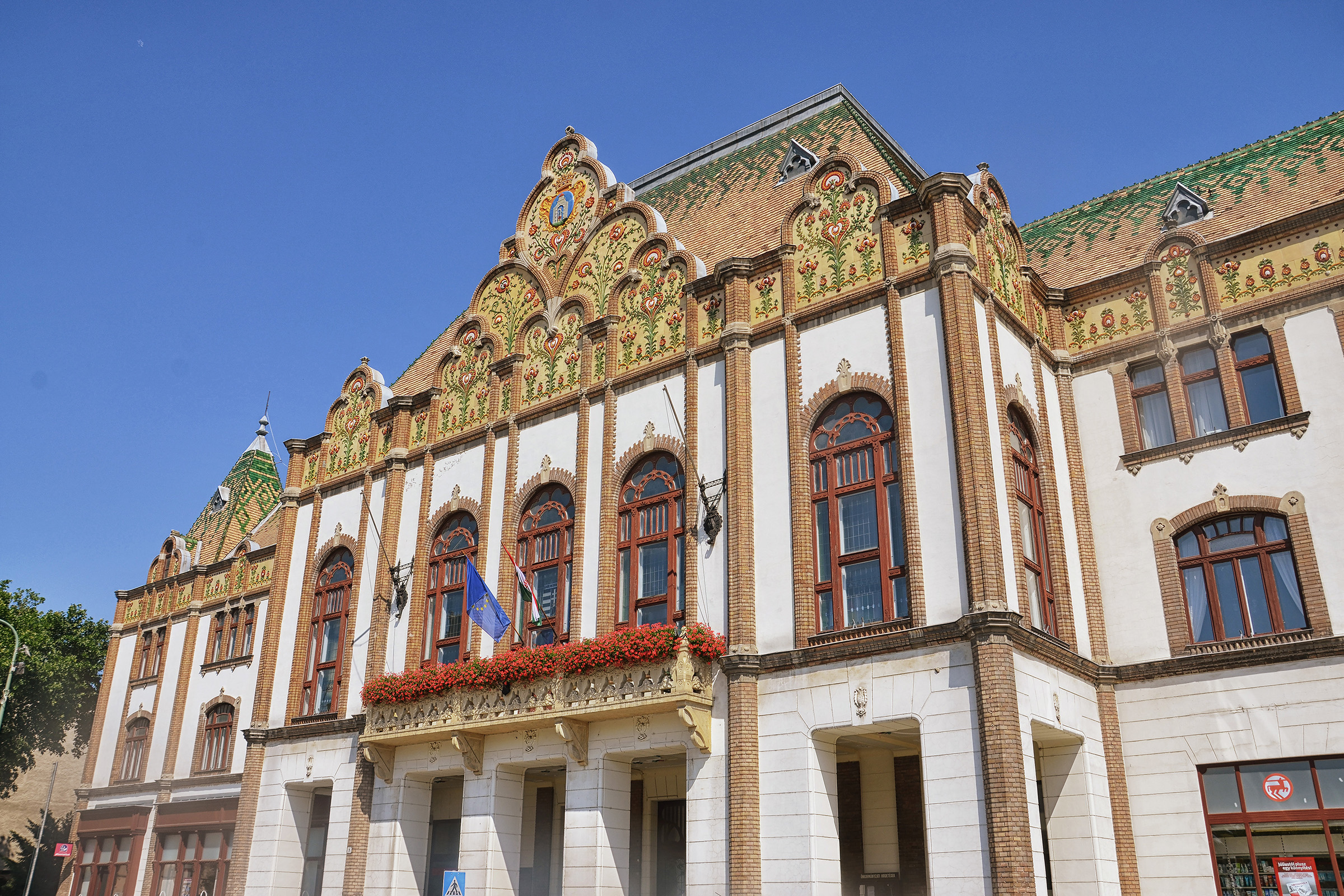 Detail arsitektur Art Nouveau Hungaria di Balai Kota Kiskunfélegyháza, dibangun antara tahun 1910 dan 1912