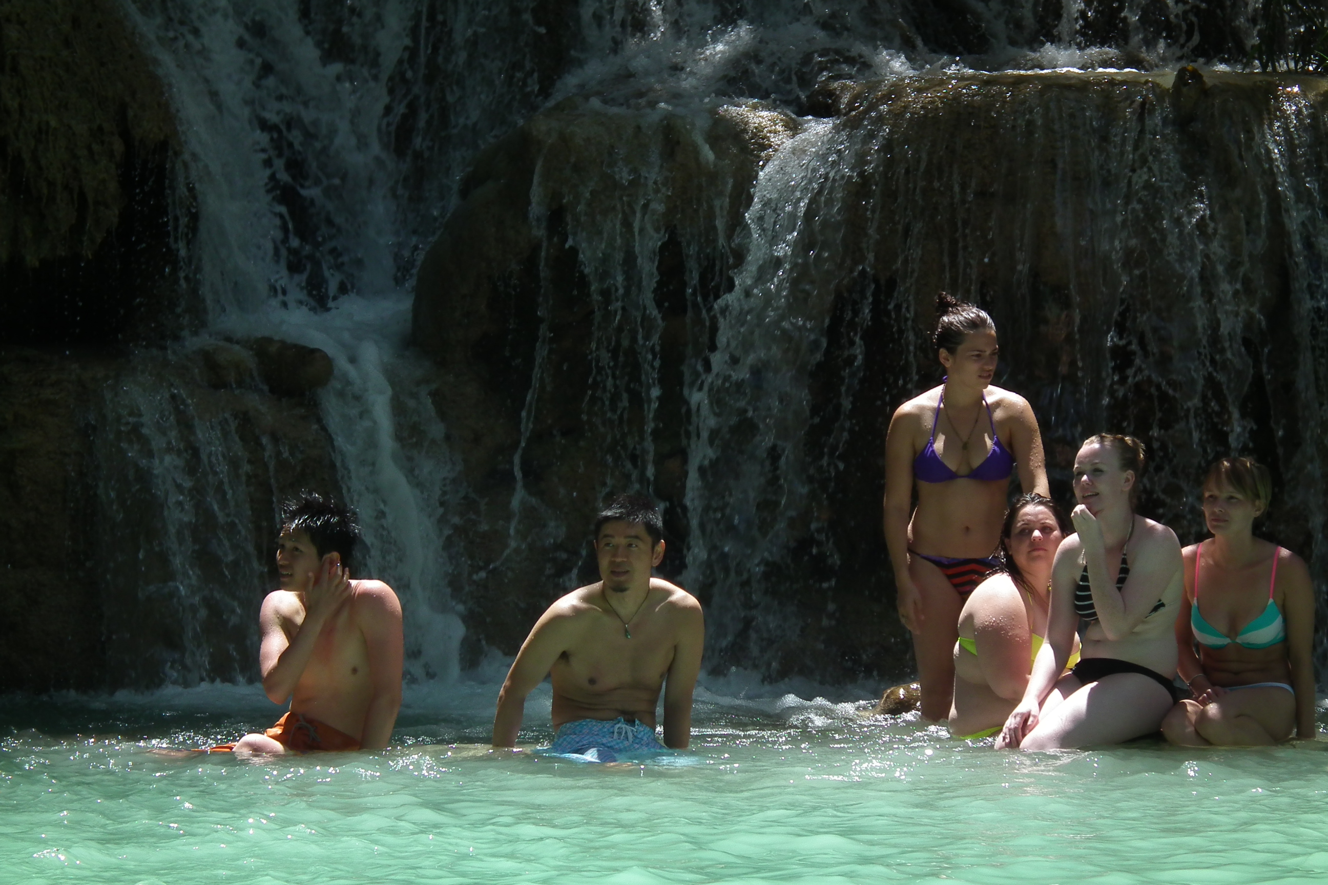 ニューヨーク・タイムズ紙で「世界で一番行きたい国」第1位に選ばれたこともあり、東南アジア最後の秘境とも呼ばれる。世界中から多くの観光客が訪れる観光立国でもある。クアンシーの滝。