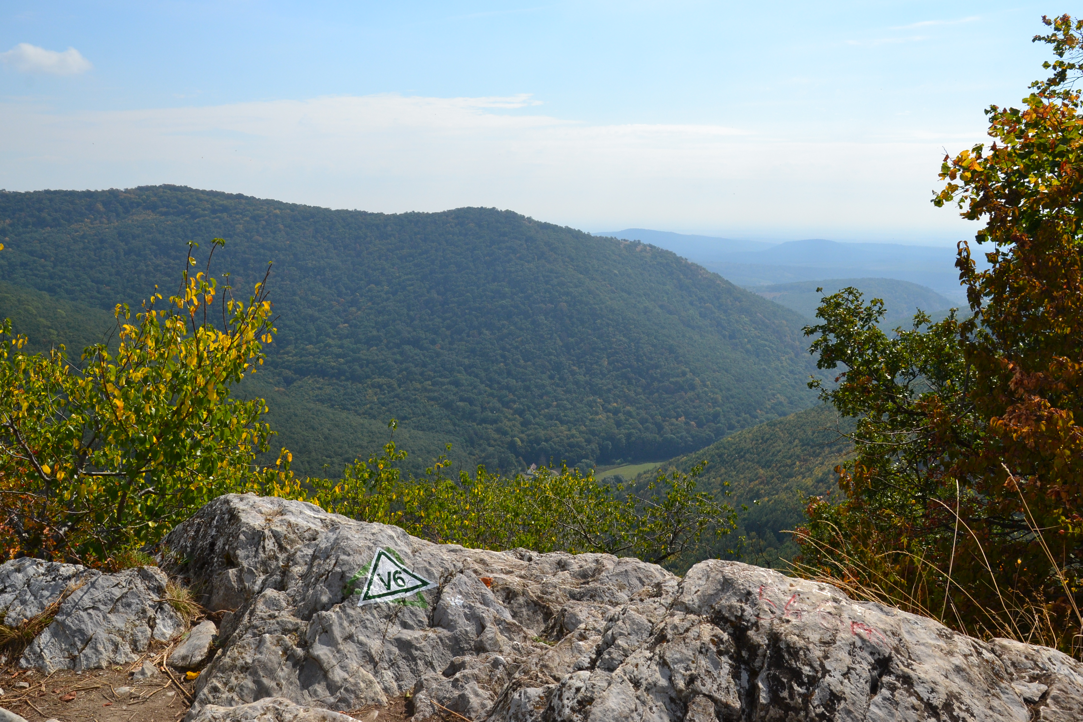 ทิวทัศน์เทือกเขาบึกก์ (Bükkบึกก์ภาษาฮังการี) จากหุบเขาโฮร์ (Hórโฮร์ภาษาฮังการี) เมืองโอโดร์วาร์ (Odorvárโอโดร์วาร์ภาษาฮังการี) สถานที่เดินป่าที่เป็นที่นิยมทางตอนเหนือของประเทศฮังการี