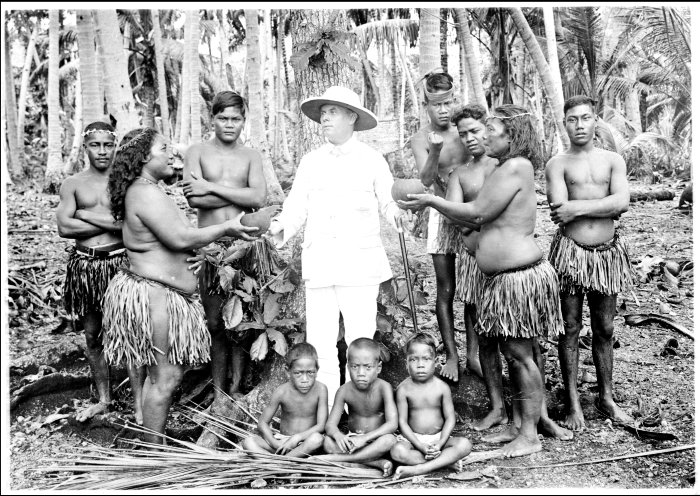 Seorang mubaligh Kristian di Nauru antara tahun 1916-1917. Agama Kristian menjadi agama utama penduduk Nauru.