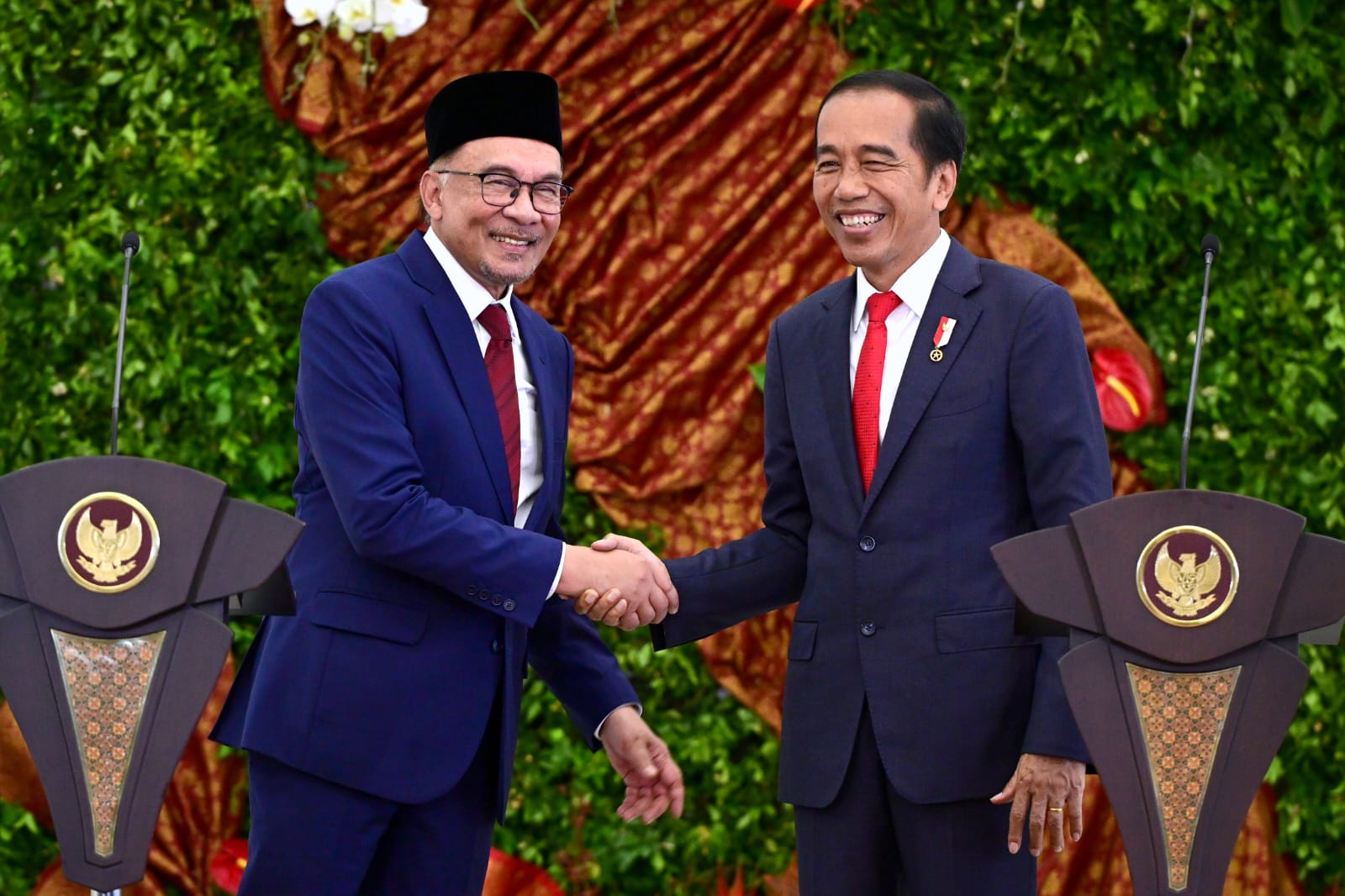 Perdana Menteri Anwar Ibrahim bertemu dengan Presiden Joko Widodo dalam kunjungan luar negeri pertamanya setelah dilantik.