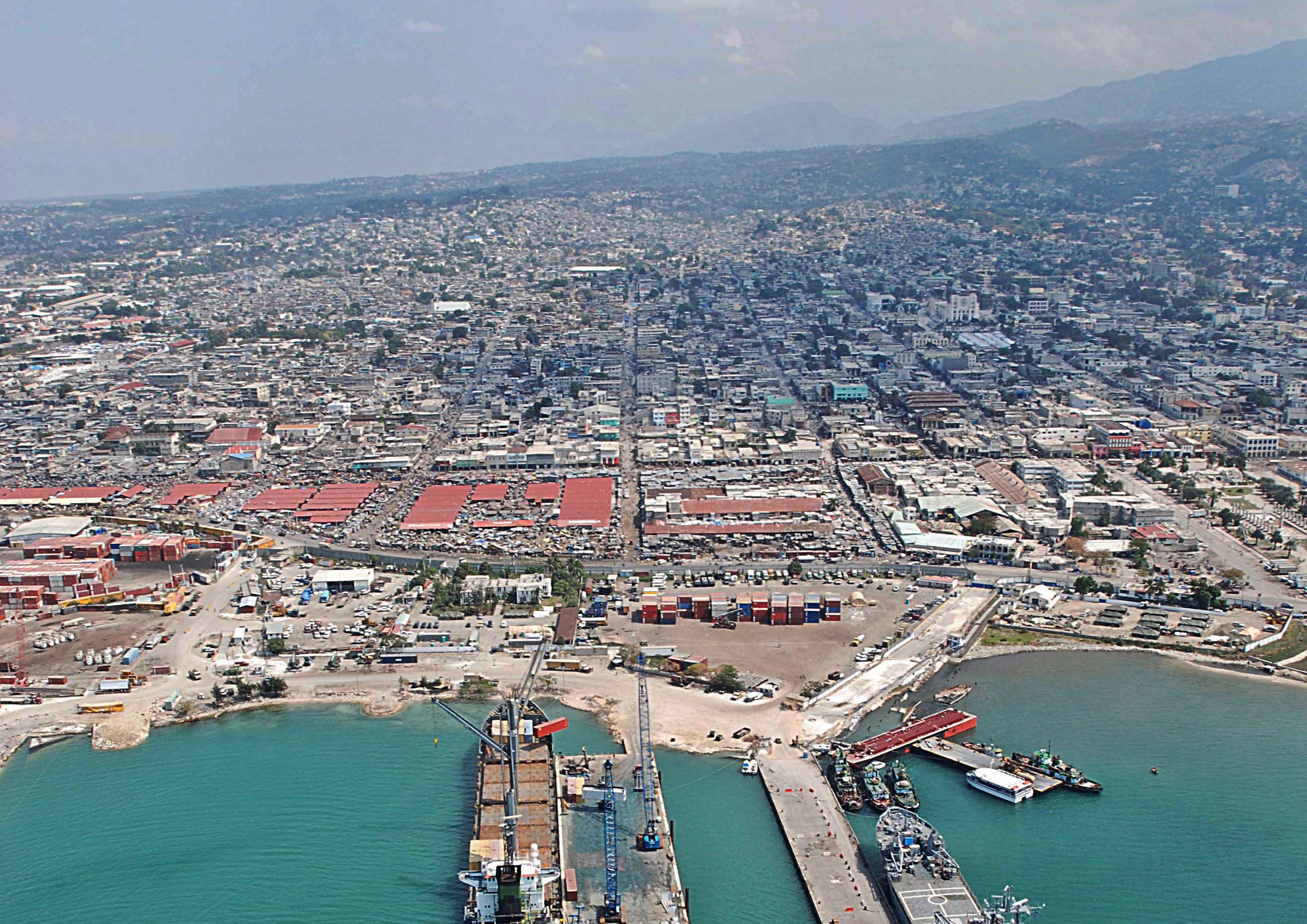 Một góc nhìn từ trên không về khu vực hậu cần gần cảng ở Port-au-Prince