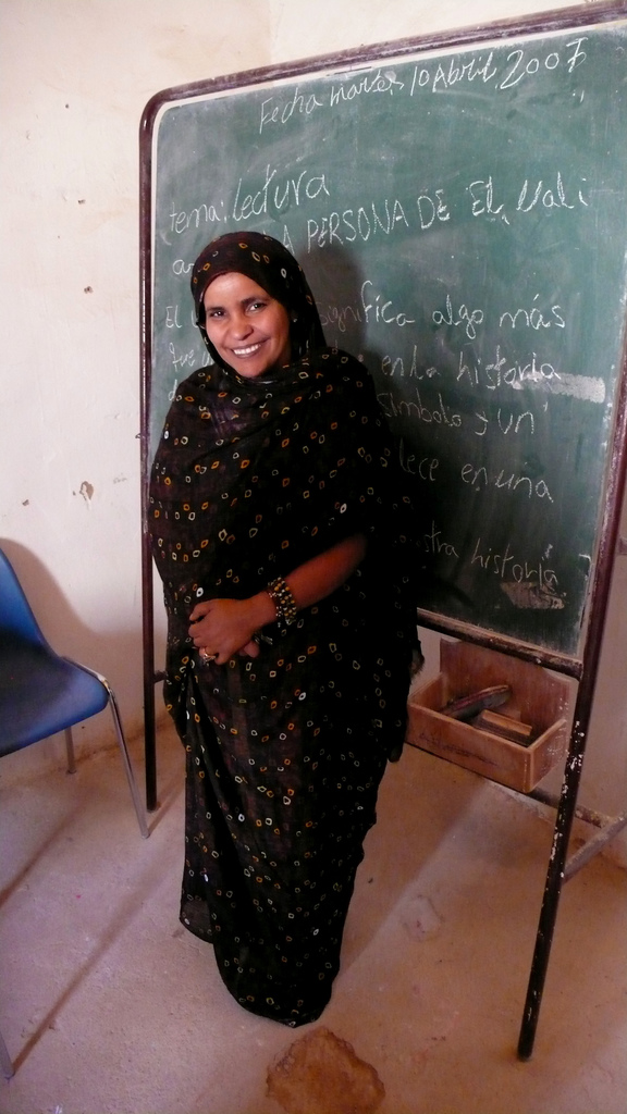 Seorang guru Sahrawi di dalam kelas di kamp pengungsian.