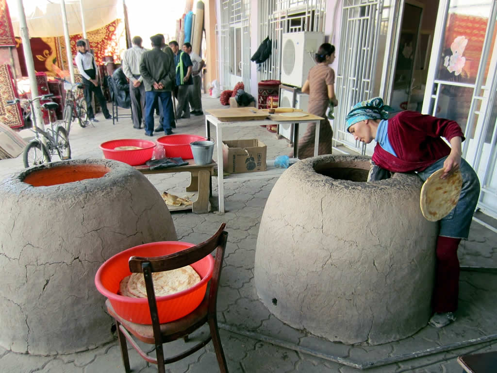 Pembuatan roti di Bai Bazaar, Daşoguz.