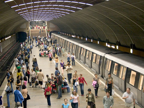 Stasiun Metro Titan di Bukares.
