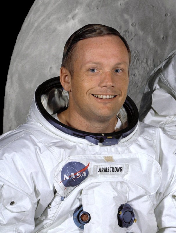 Phi hành gia người Mỹ Neil Armstrong là người đầu tiên đặt chân lên Mặt Trăng.