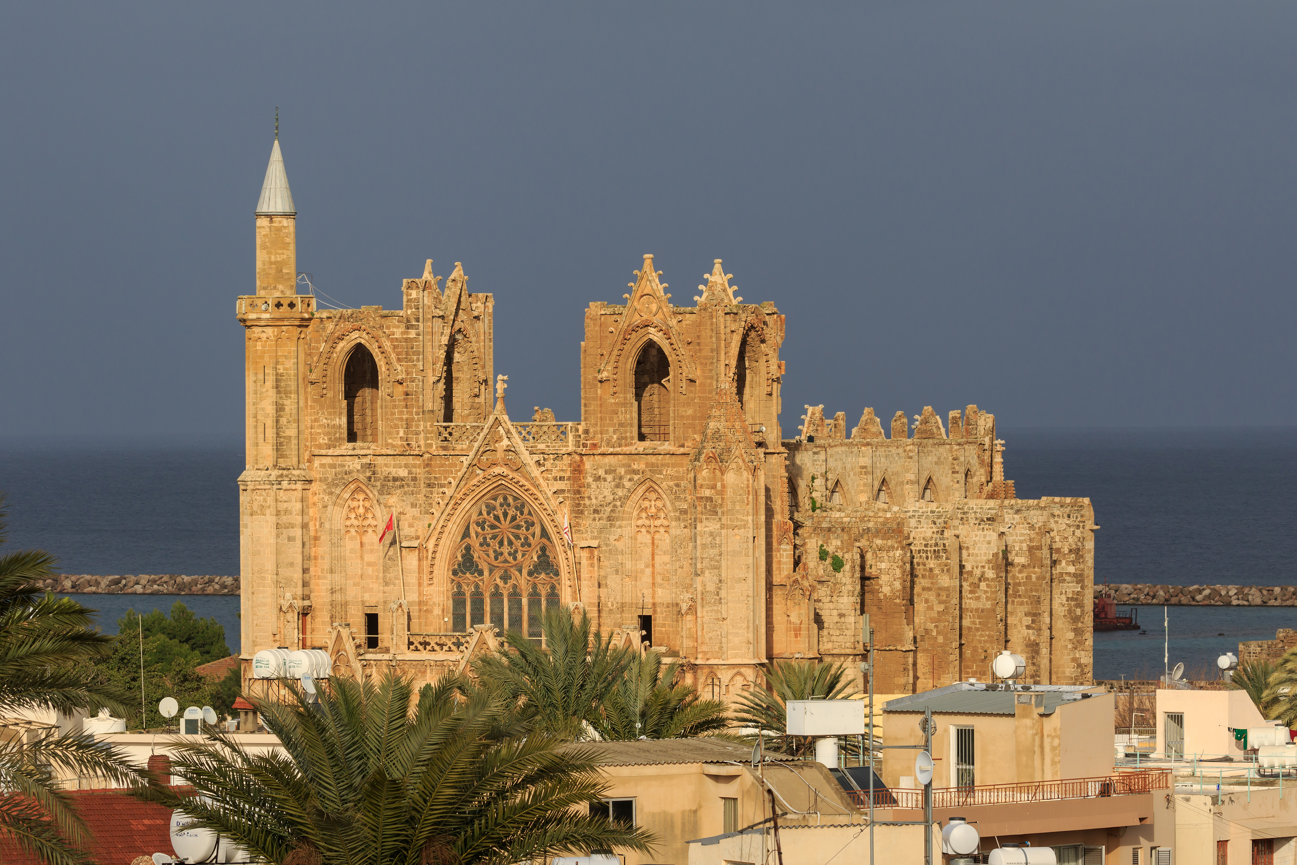 Masjid Lala Mustafa Pasha di Famagusta (Gazimağusa). Sebelumnya adalah Katedral Santo Nikolas sebelum diubah pada tahun 1571.