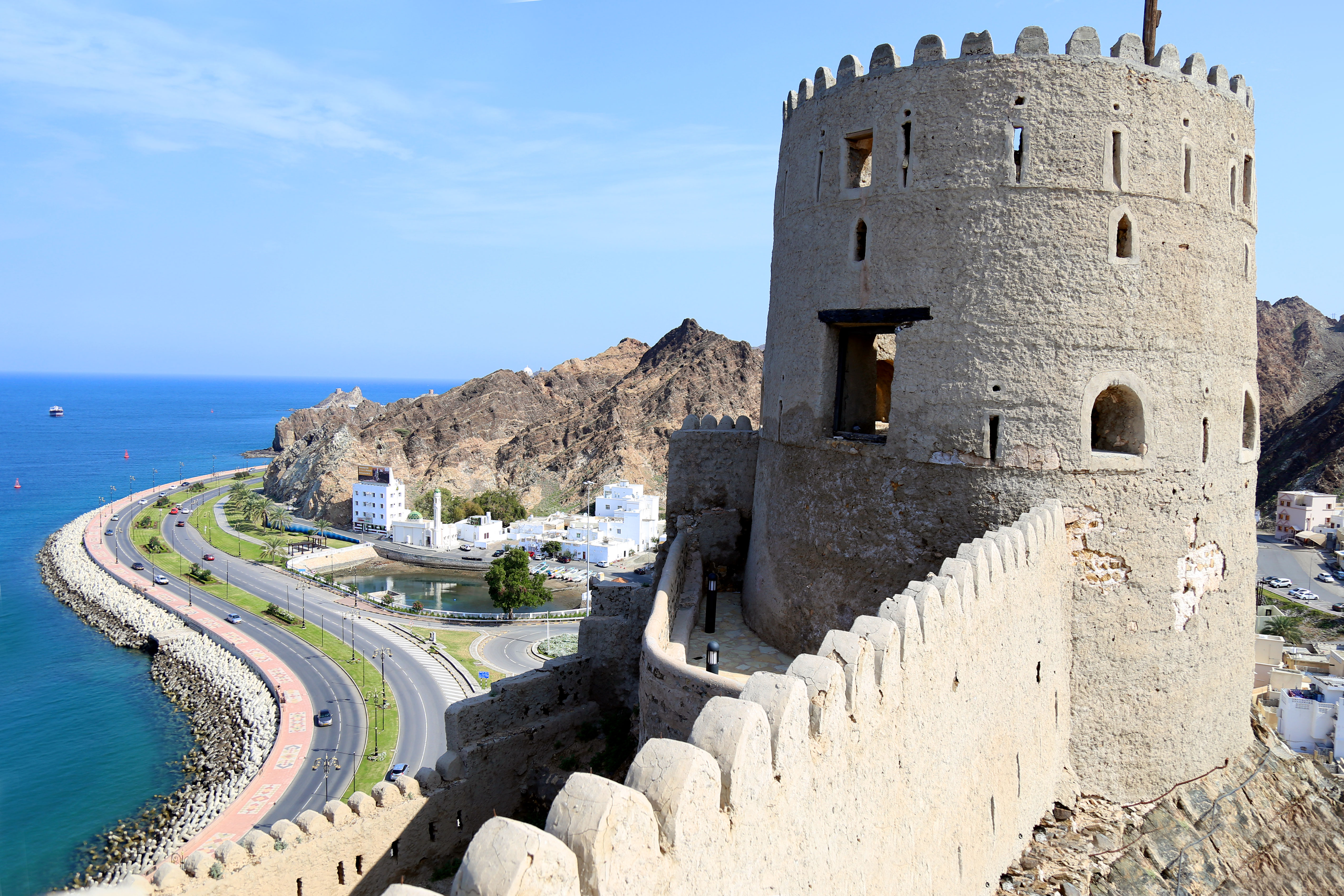 Pháo đài Mutrah cổ kính nhìn ra bờ biển Muscat.