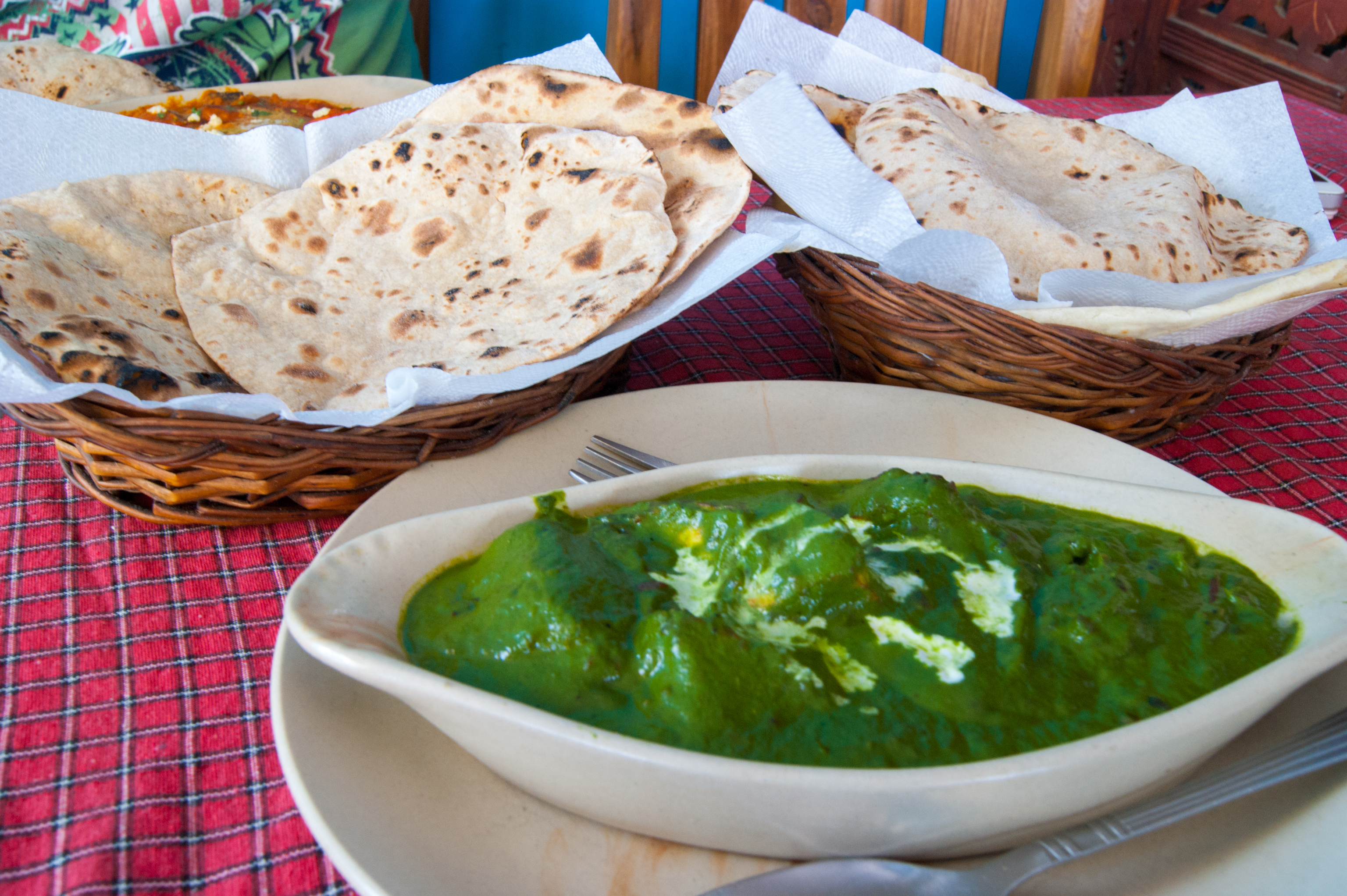 Palak paneer dihidangkan dengan roti gaya India Utara.